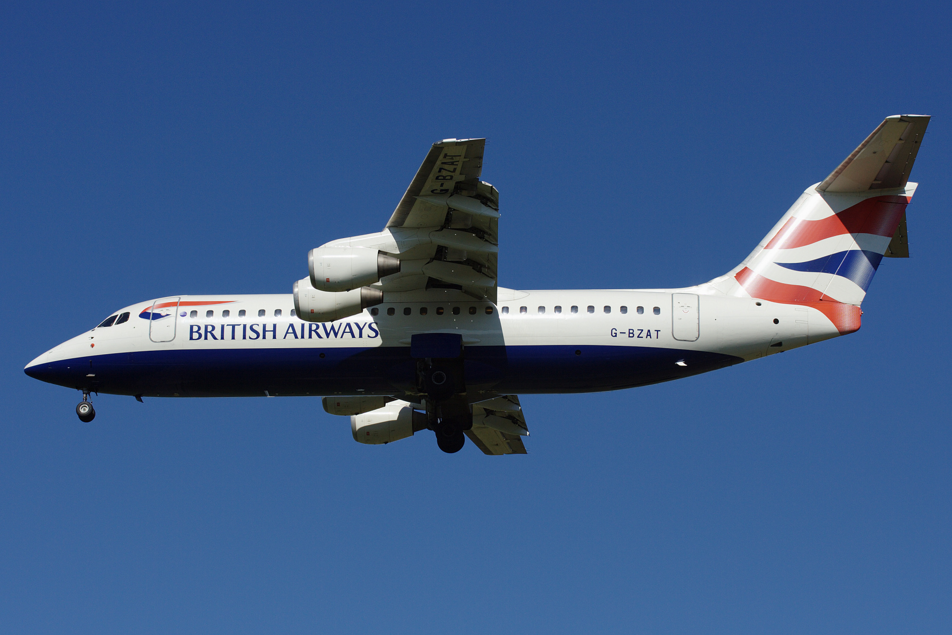 G-BZAT, British Airways (Samoloty » Spotting na EPWA » BAe 146 i pochodne wersje » Avro RJ100)