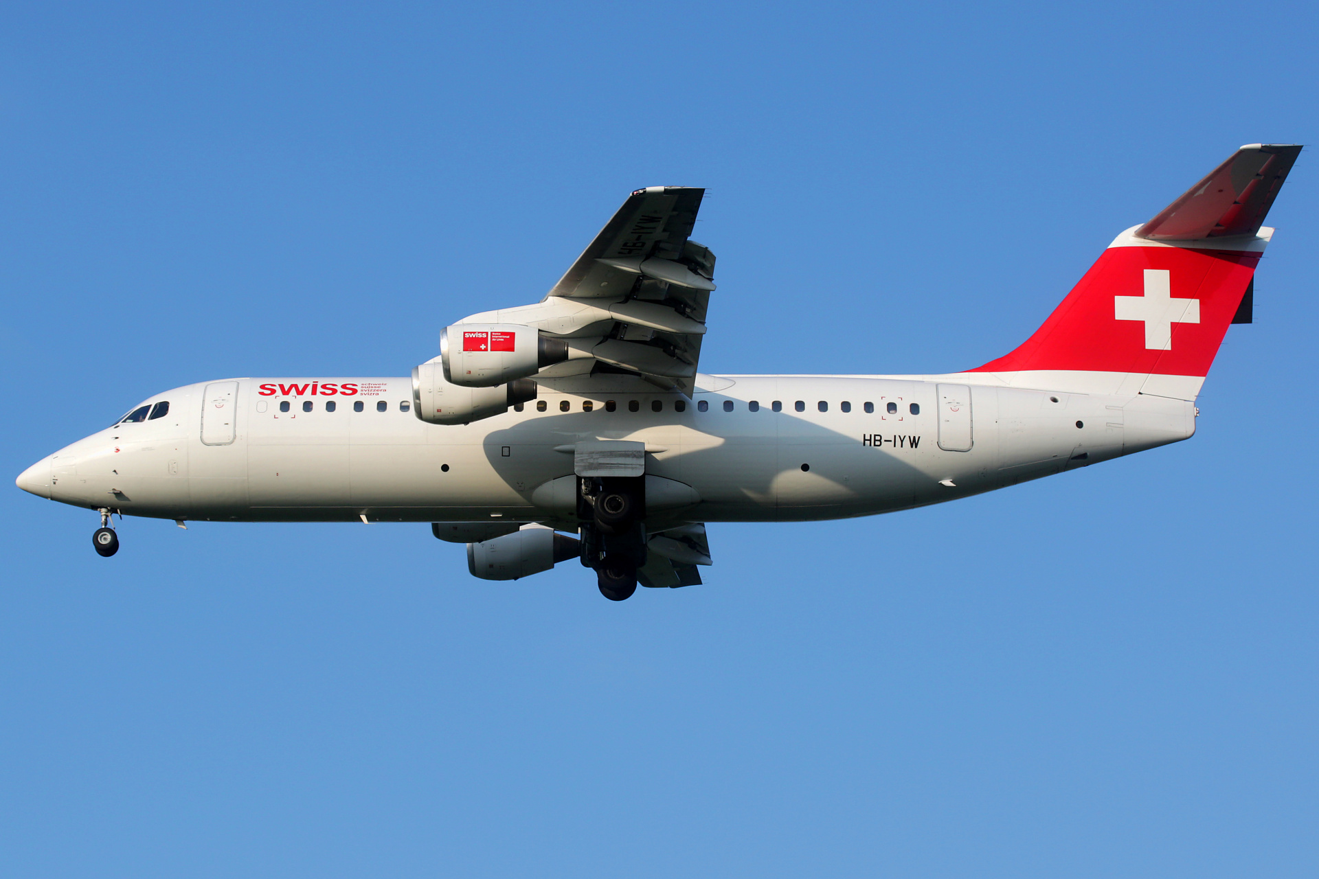 HB-IYW (Aircraft » EPWA Spotting » BAe 146 and revisions » Avro RJ100 » Swiss Global Air Lines)