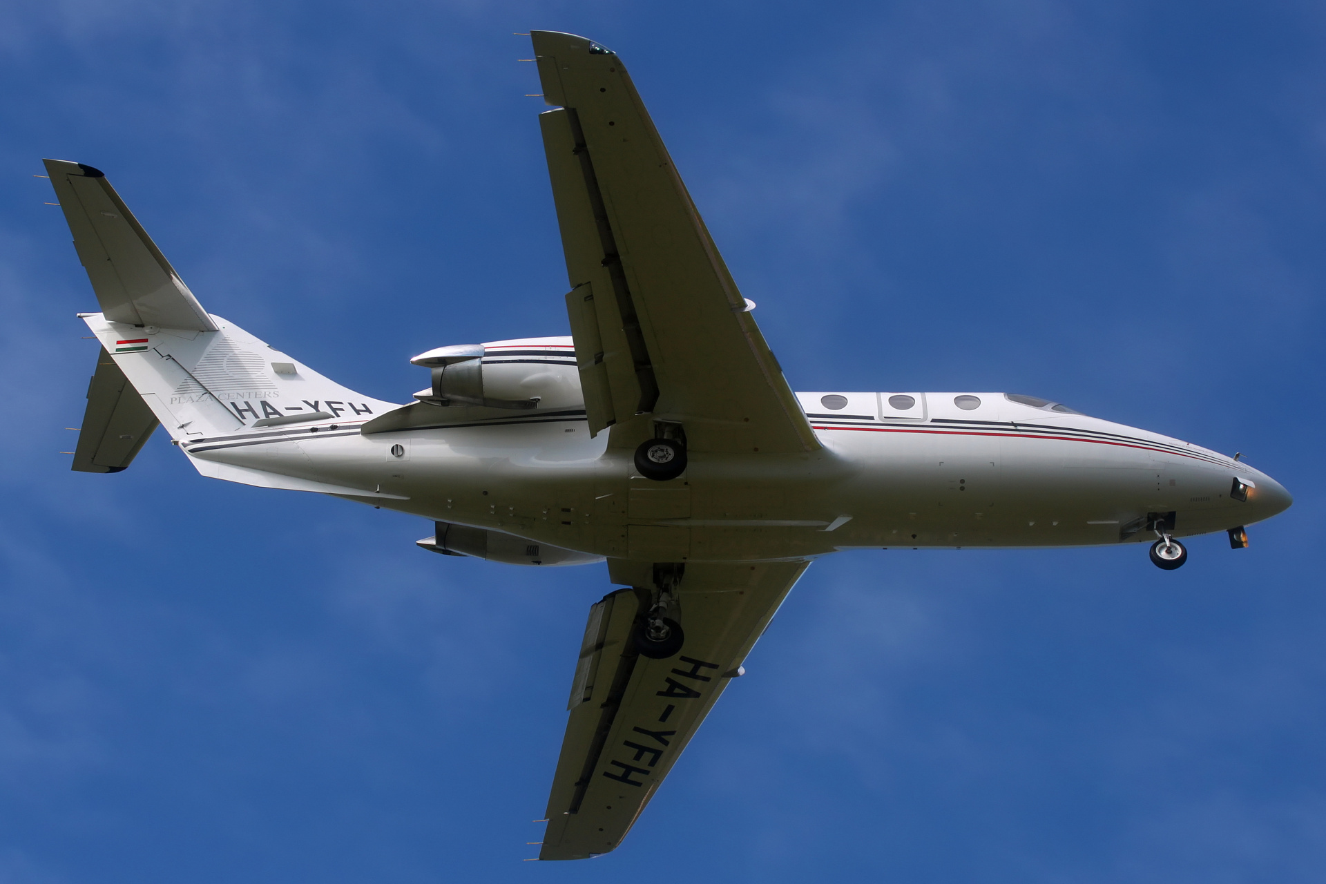 400XP, HA-YFH, Plaza Centers (Samoloty » Spotting na EPWA » Beechcraft Beechjet 400)