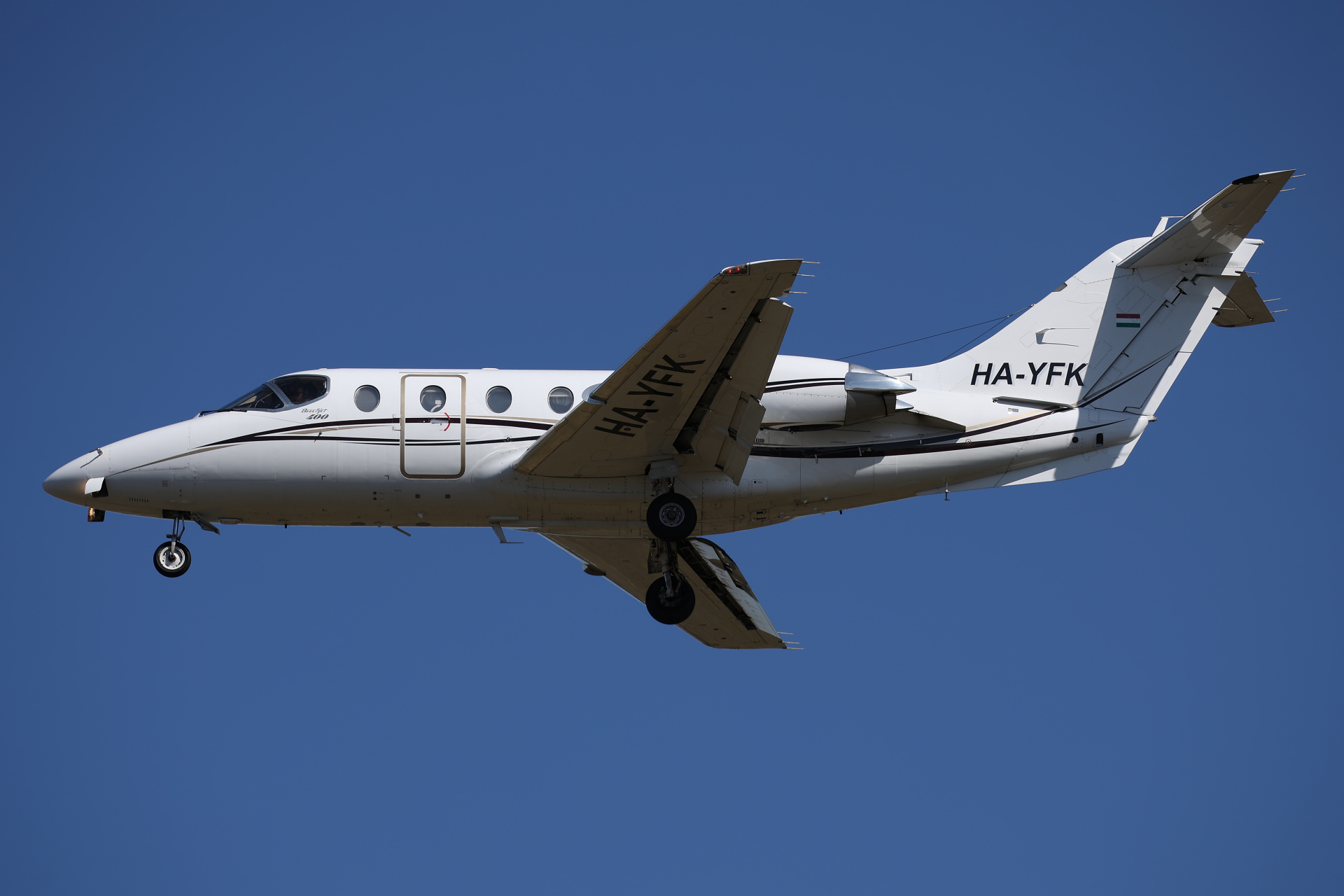 HA-YFK, Fly-Coop (Aircraft » EPWA Spotting » Beechcraft Beechjet 400)