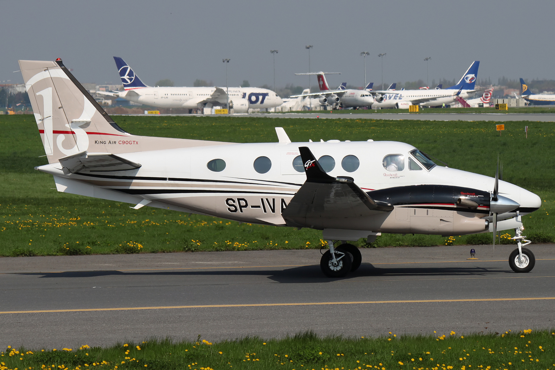 C90GTX, SP-IVA, Blue Jet (Samoloty » Spotting na EPWA » Beechcraft King Air)