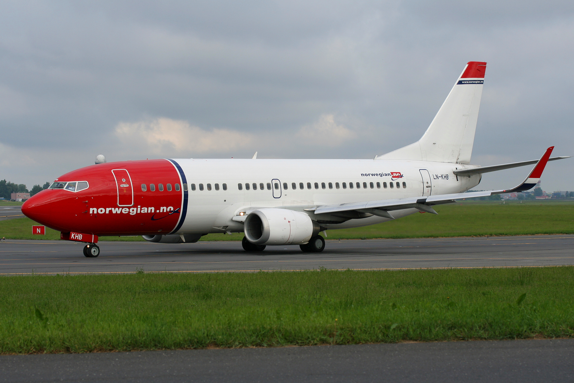 LN-KHB (Aircraft » EPWA Spotting » Boeing 737-300 » Norwegian Air Shuttle)
