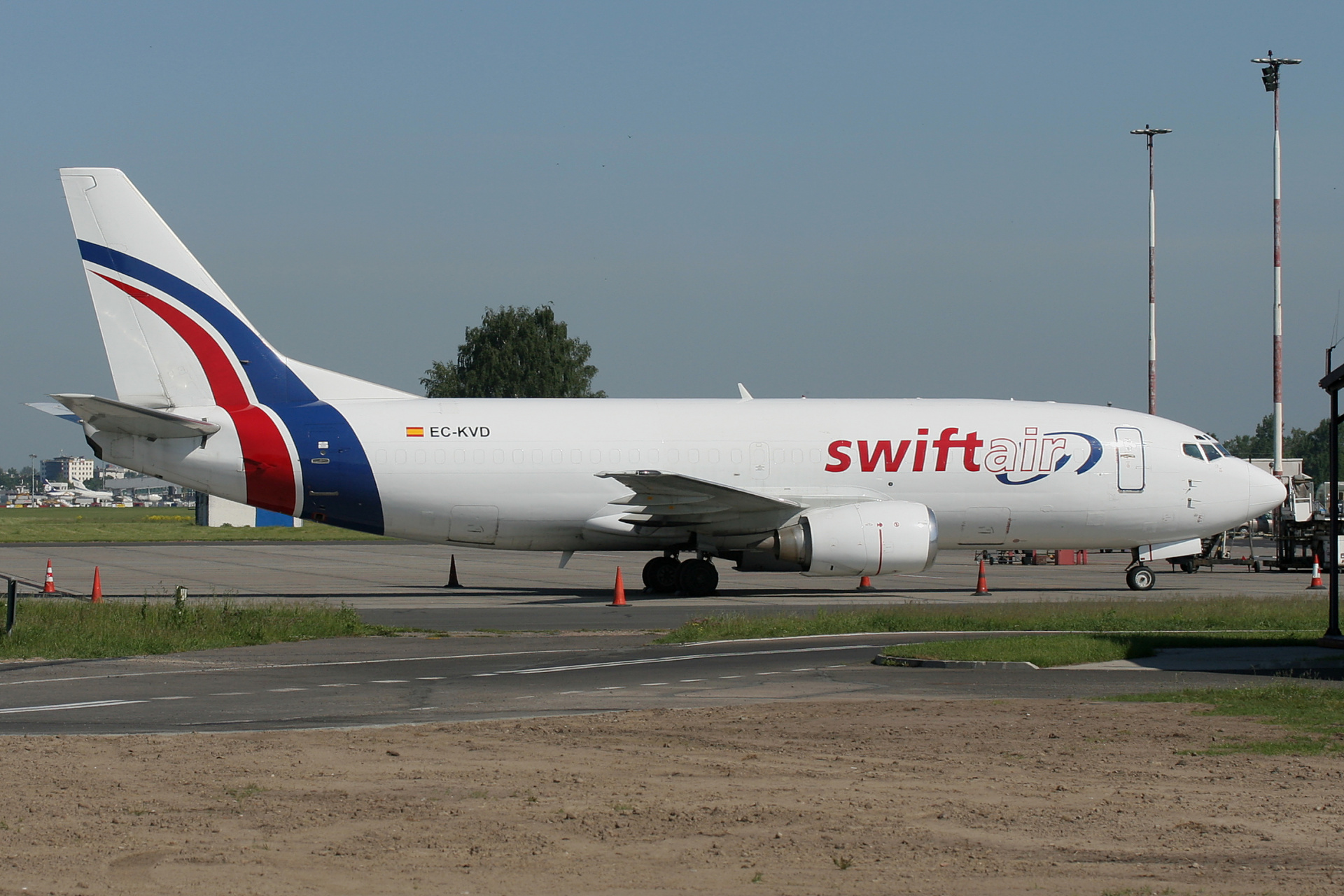 BDSF, EC-KVD, SwiftAir (Samoloty » Spotting na EPWA » Boeing 737-300F)