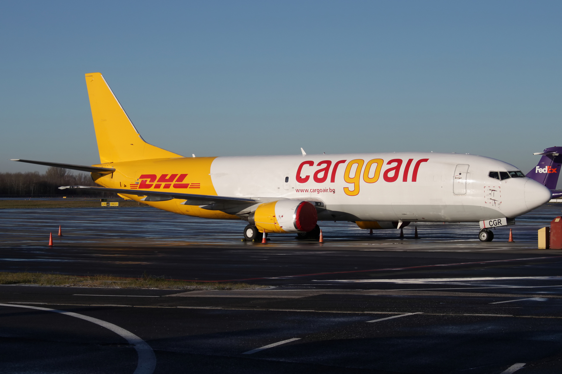 SF, LZ-CGR, Cargo Air (Samoloty » Spotting na EPWA » Boeing 737-400F)