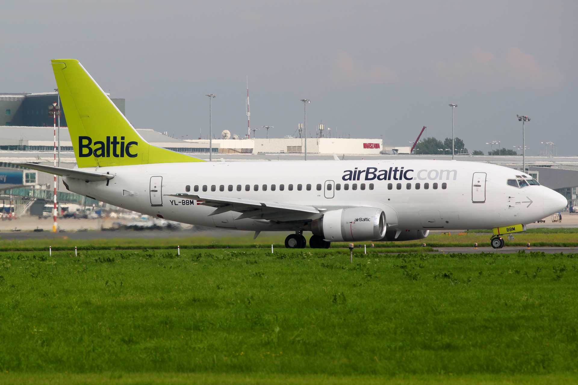 YL-BBM, airBaltic (Samoloty » Spotting na EPWA » Boeing 737-500)