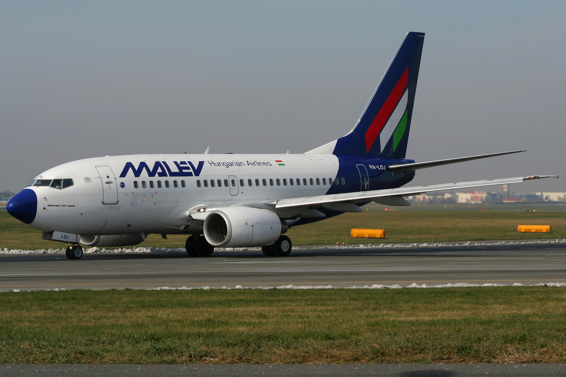 HA-LOJ, Malév Hungarian Airlines (Samoloty » Spotting na EPWA » Boeing 737-600)