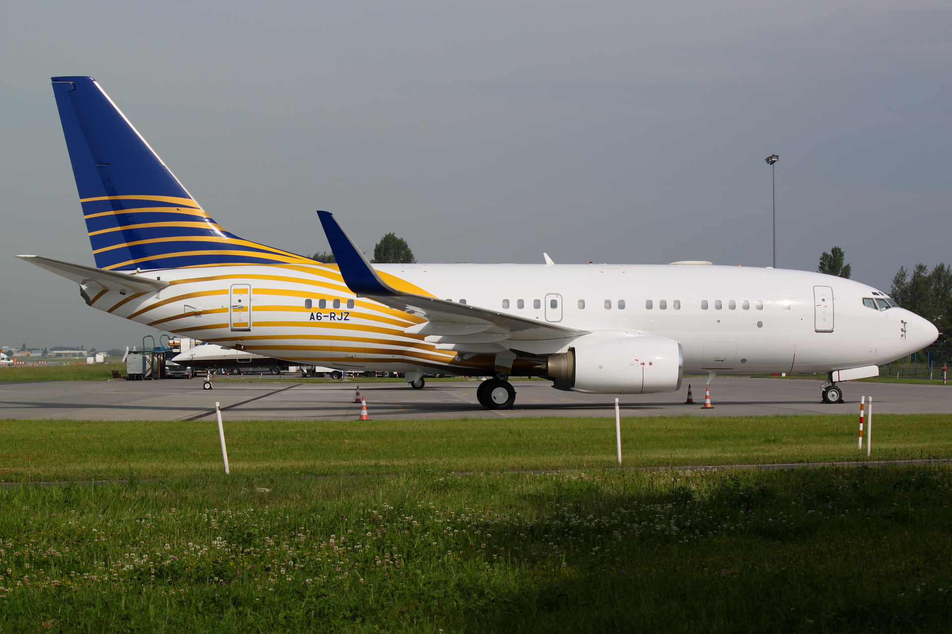 A6-RJZ, Royal Jet (Samoloty » Spotting na EPWA » Boeing 737-700 » BBJ)
