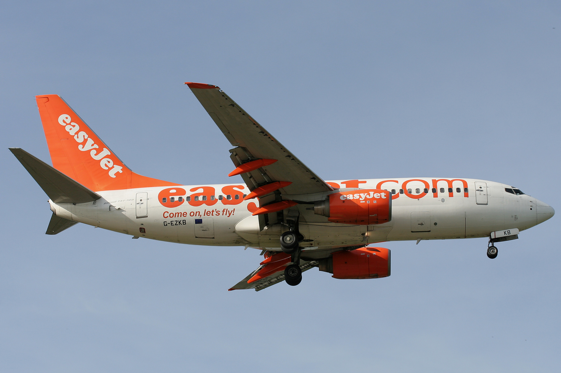 G-EZKB, EasyJet (Samoloty » Spotting na EPWA » Boeing 737-700)