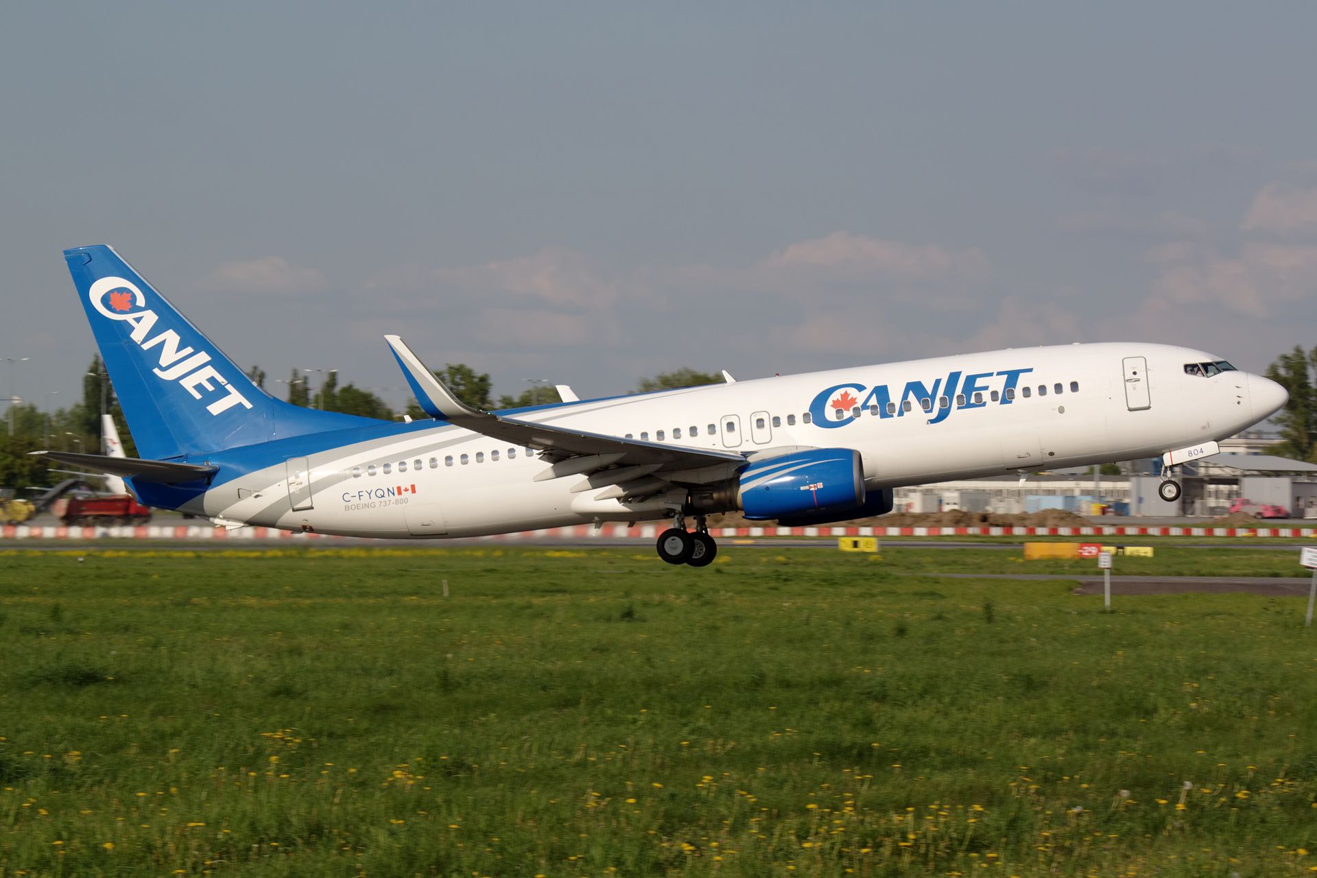 C-FYQN, CanJet (Samoloty » Spotting na EPWA » Boeing 737-800)