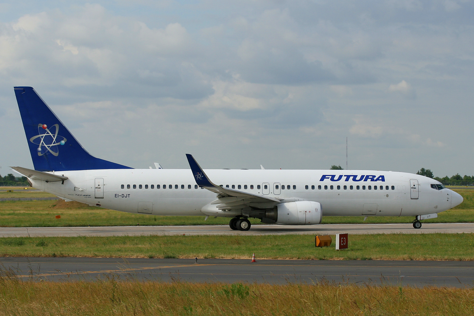 EI-DJT, Futura International Airlines (Samoloty » Spotting na EPWA » Boeing 737-800)