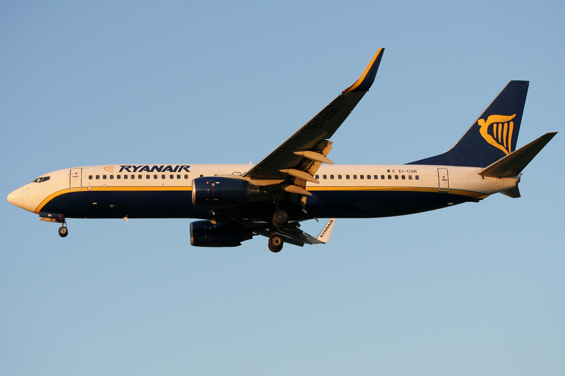 EI-CSR (Samoloty » Spotting na EPWA » Boeing 737-800 » Ryanair)