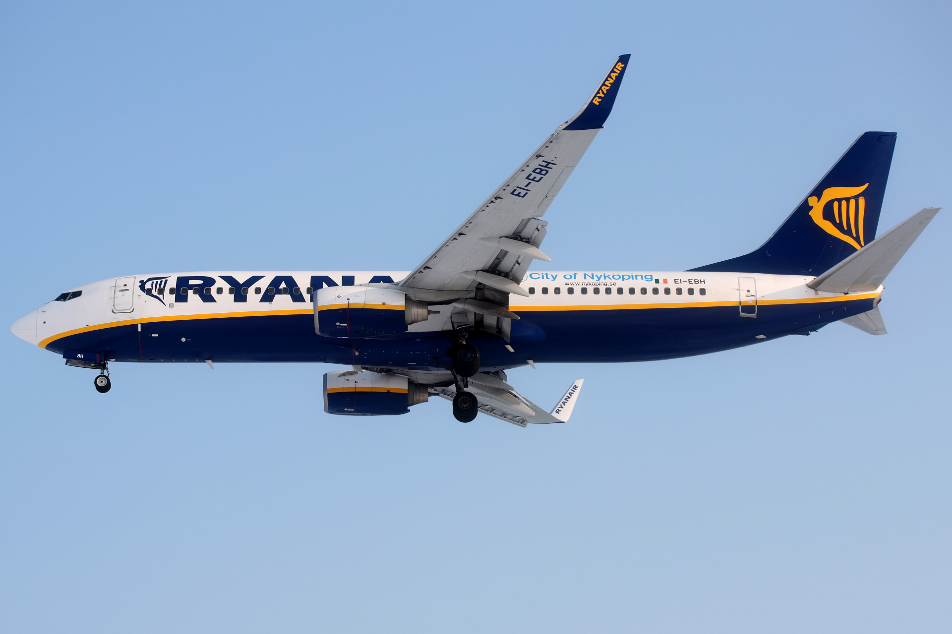 EI-EBH (City of Nyköping sticker) (Aircraft » EPWA Spotting » Boeing 737-800 » Ryanair)