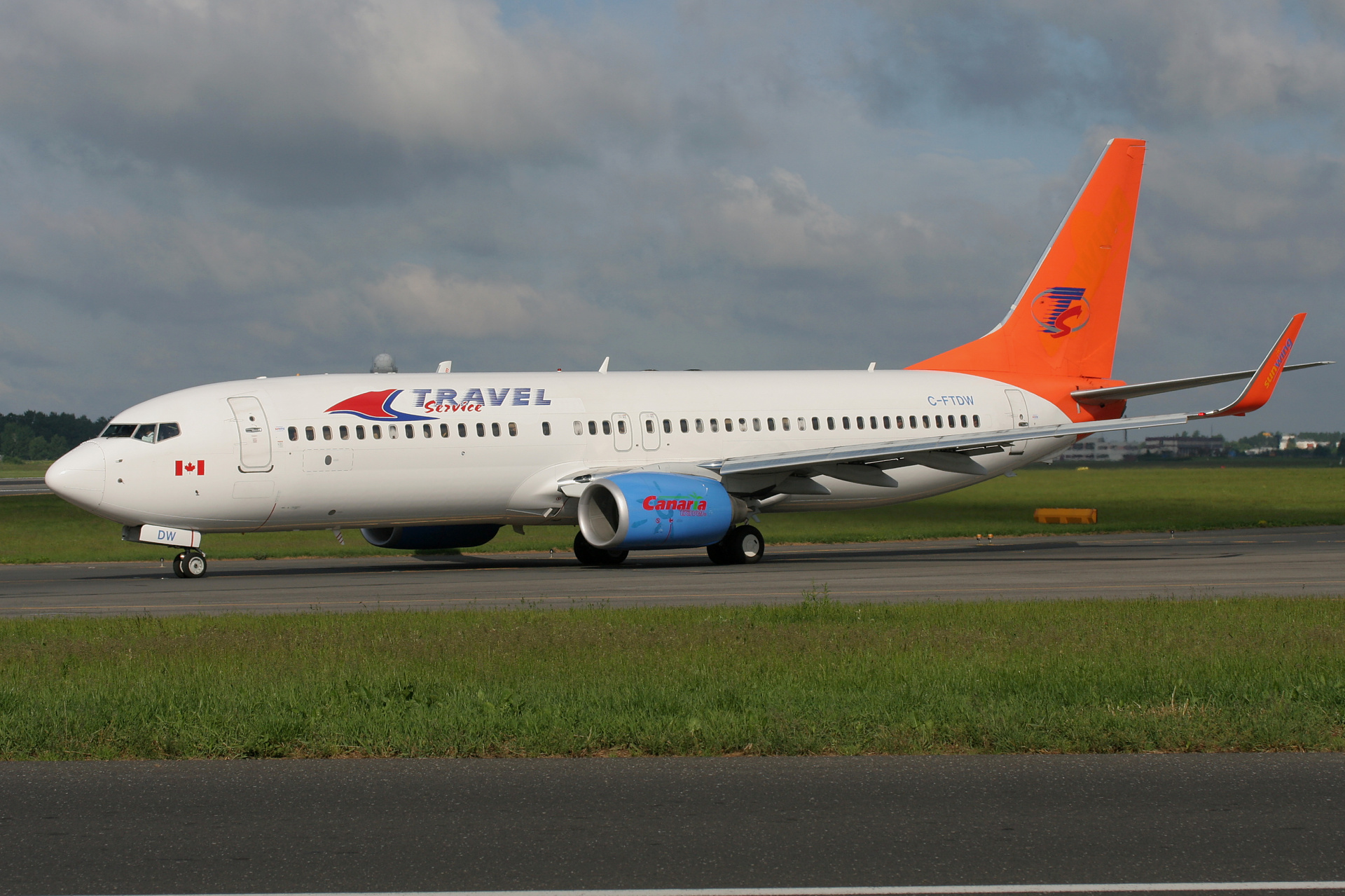 C-FTDW (Sunwing) (Samoloty » Spotting na EPWA » Boeing 737-800 » Travel Service Airlines)