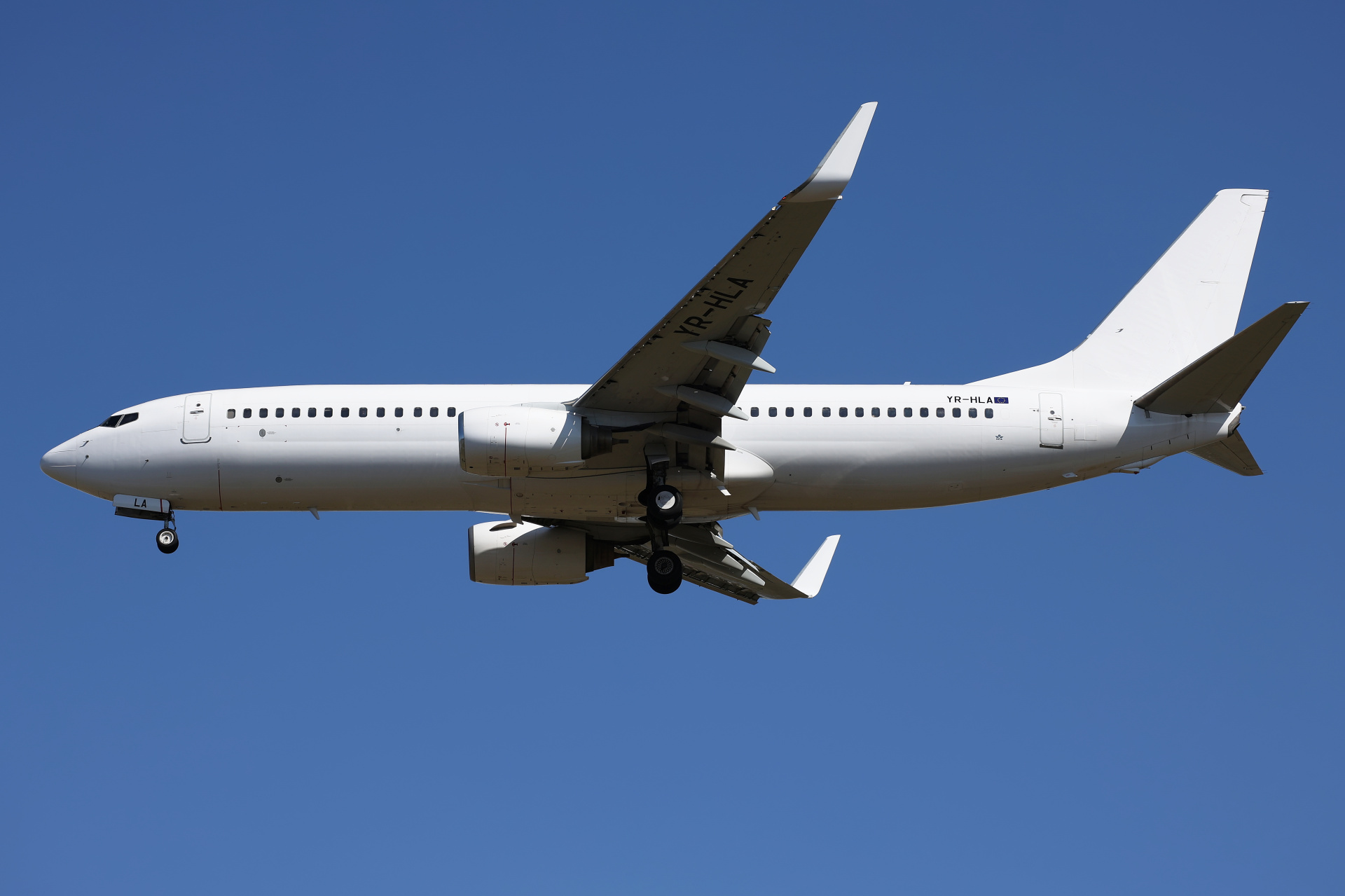 YR-HLA, HelloJets (Aircraft » EPWA Spotting » Boeing 737-800)
