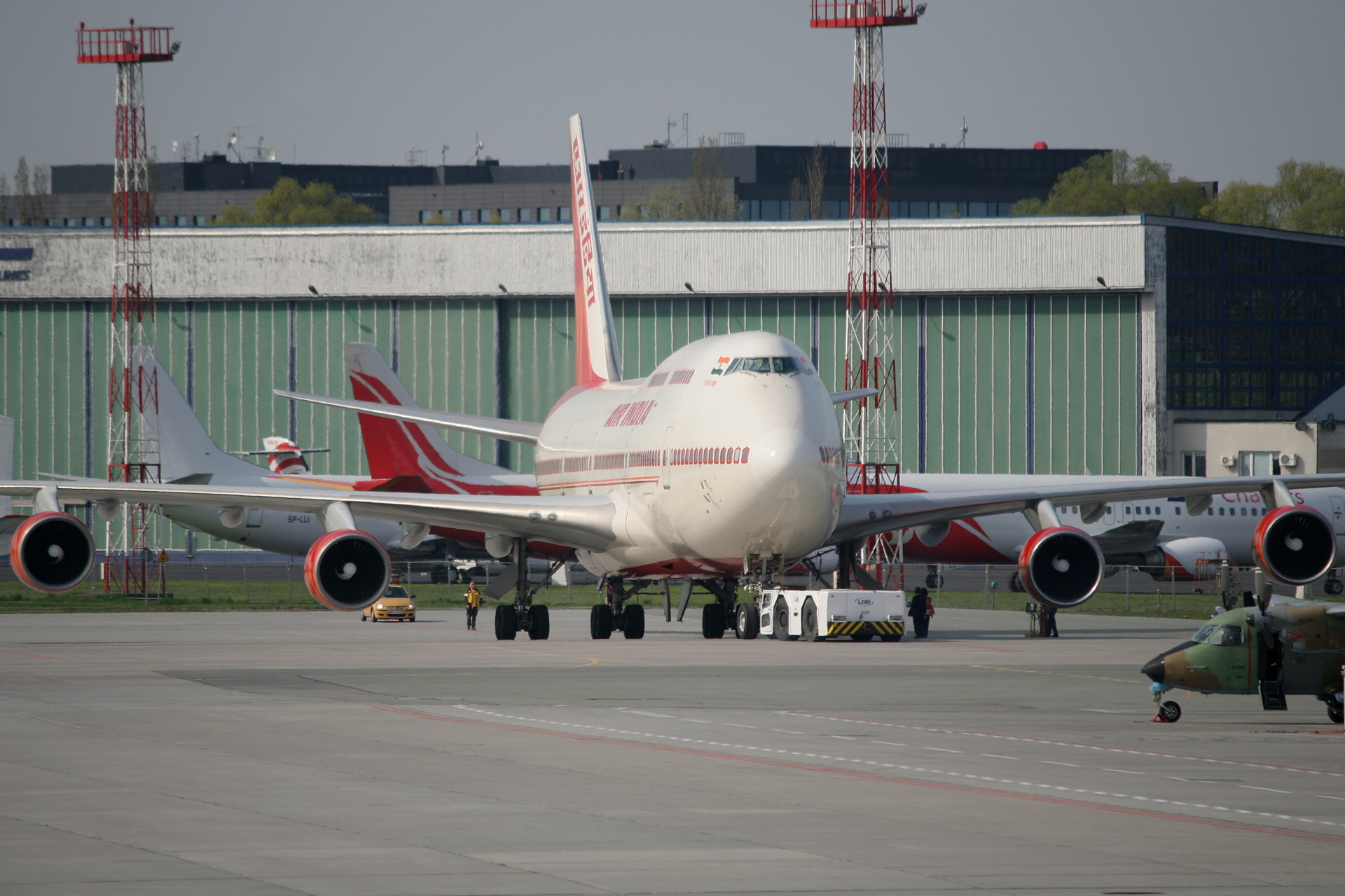 VT-ESN, Air India (Aircraft » EPWA Spotting » Boeing 747-400)
