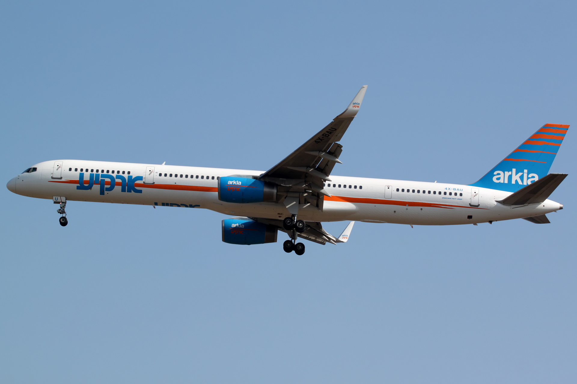 4X-BAU, Arkia Israeli Airlines (Samoloty » Spotting na EPWA » Boeing 757-300)