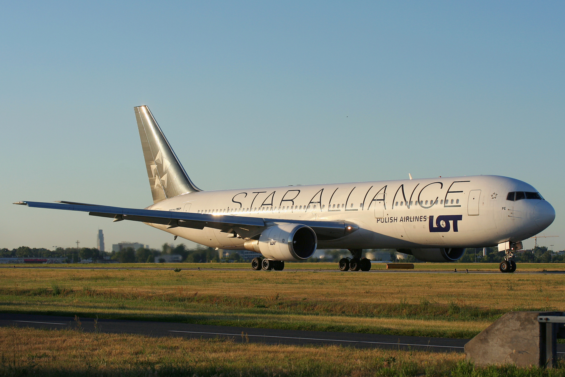 SP-LPE (malowanie Star Alliance) (Samoloty » Spotting na EPWA » Boeing 767-300 » Polskie Linie Lotnicze LOT)