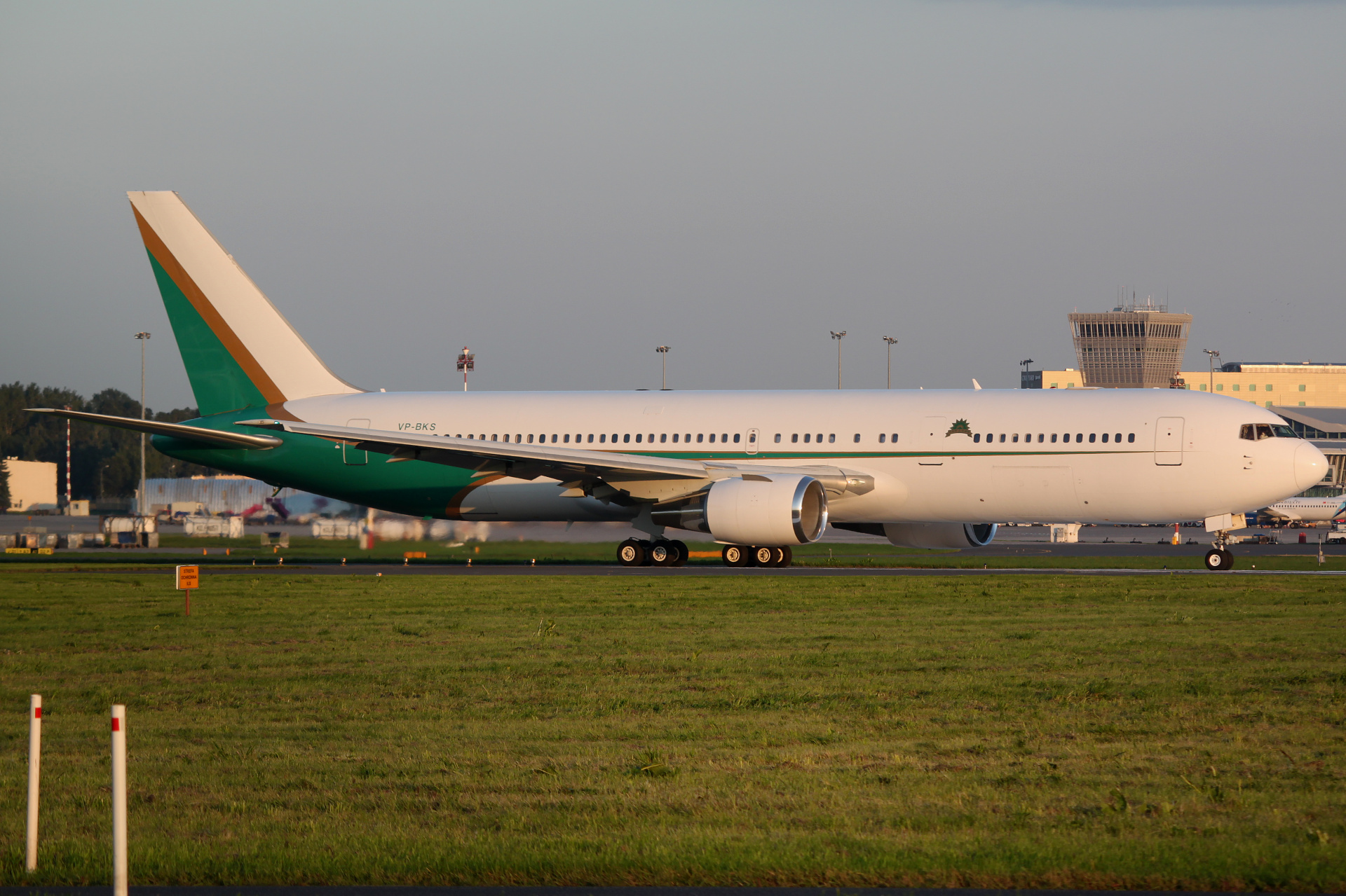 VP-BKS, Kalair (Aircraft » EPWA Spotting » Boeing 767-300)