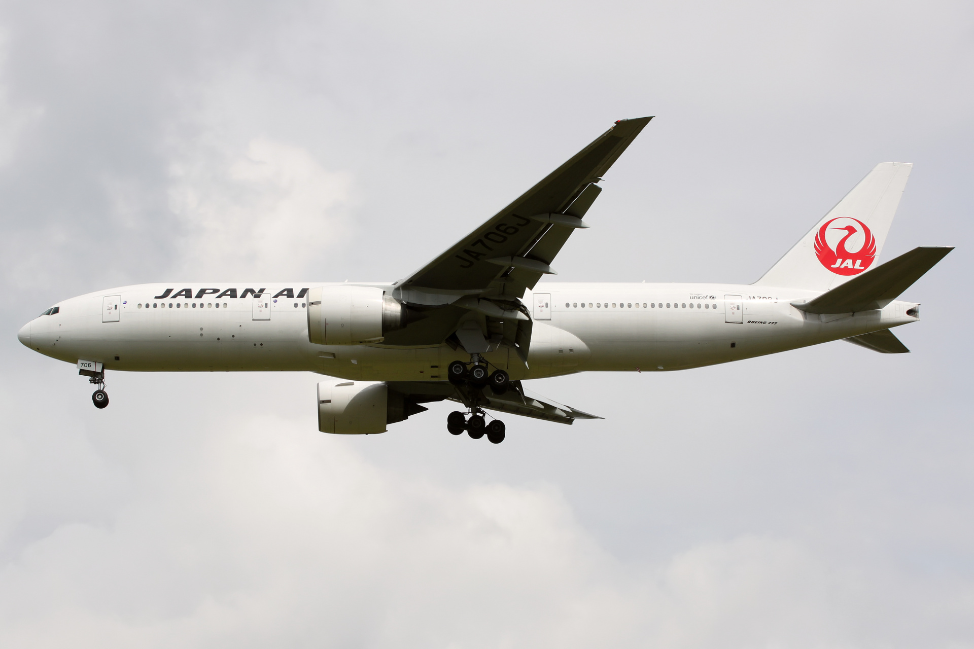 JA706J, Japan Airlines (Samoloty » Spotting na EPWA » Boeing 777-200 i 200ER)