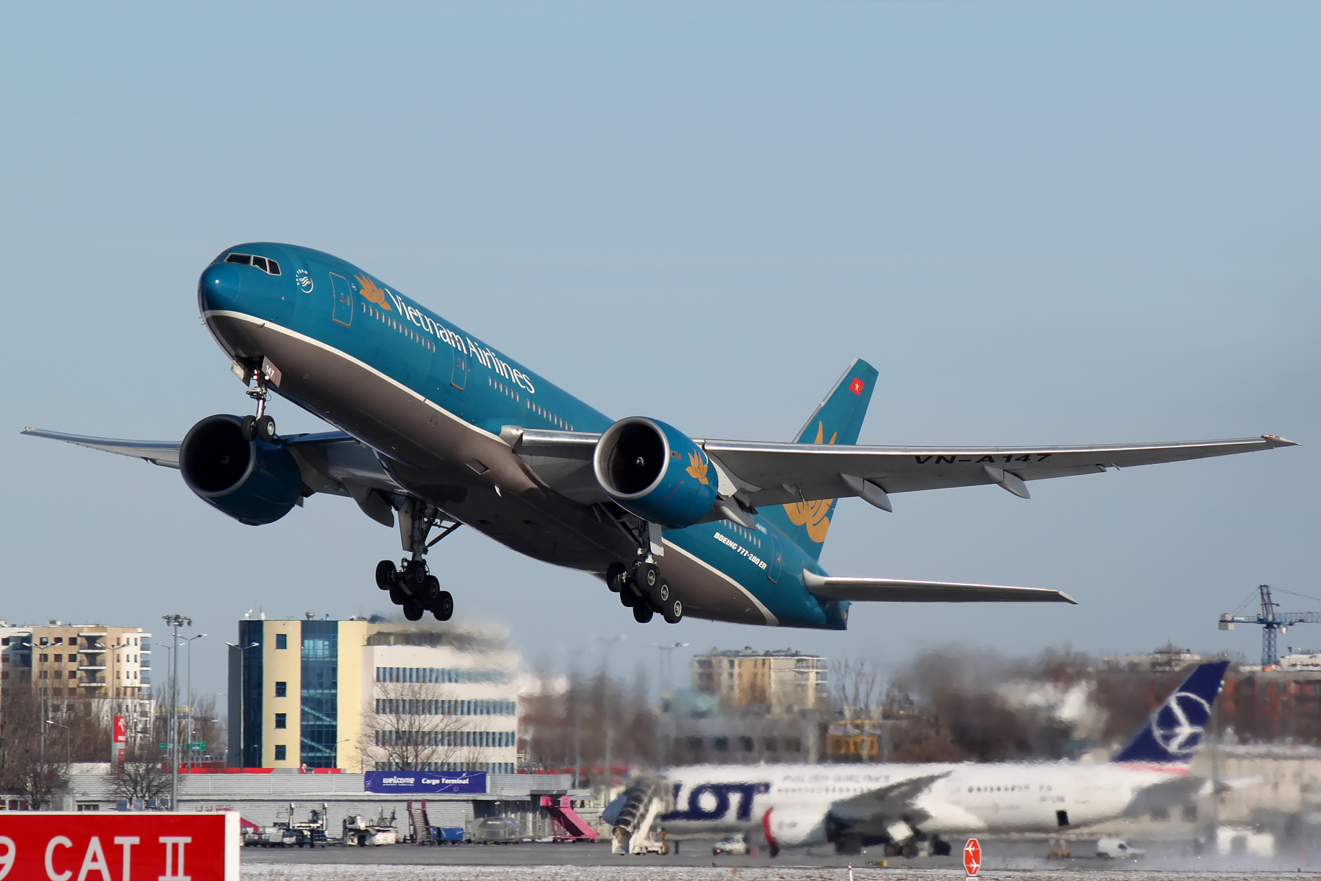 VN-A147, Vietnam Airlines (Aircraft » EPWA Spotting » Boeing 777-200 and 200ER)