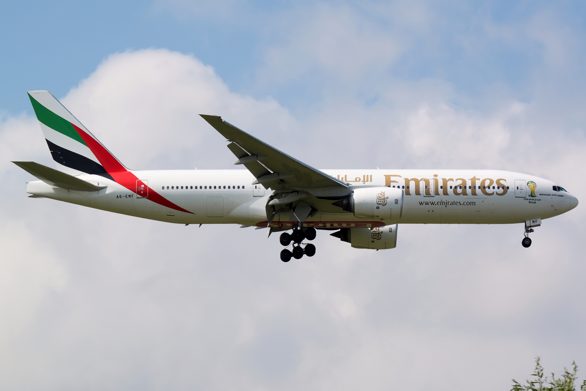 A6-EMF (naklejka FIFA World Cup Brasil) (Samoloty » Spotting na EPWA » Boeing 777-200 i 200ER » Emirates)