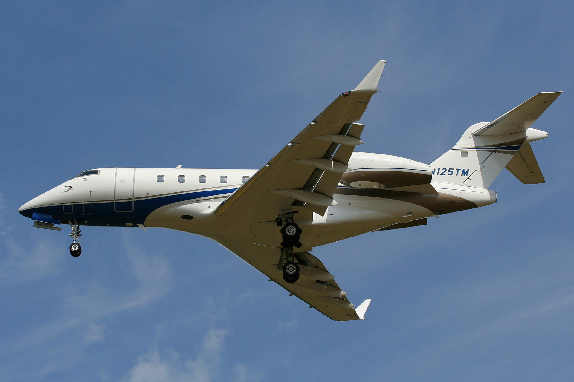 N125TM, EMC Corporation (Samoloty » Spotting na EPWA » Bombardier BD-100 Challenger 300)