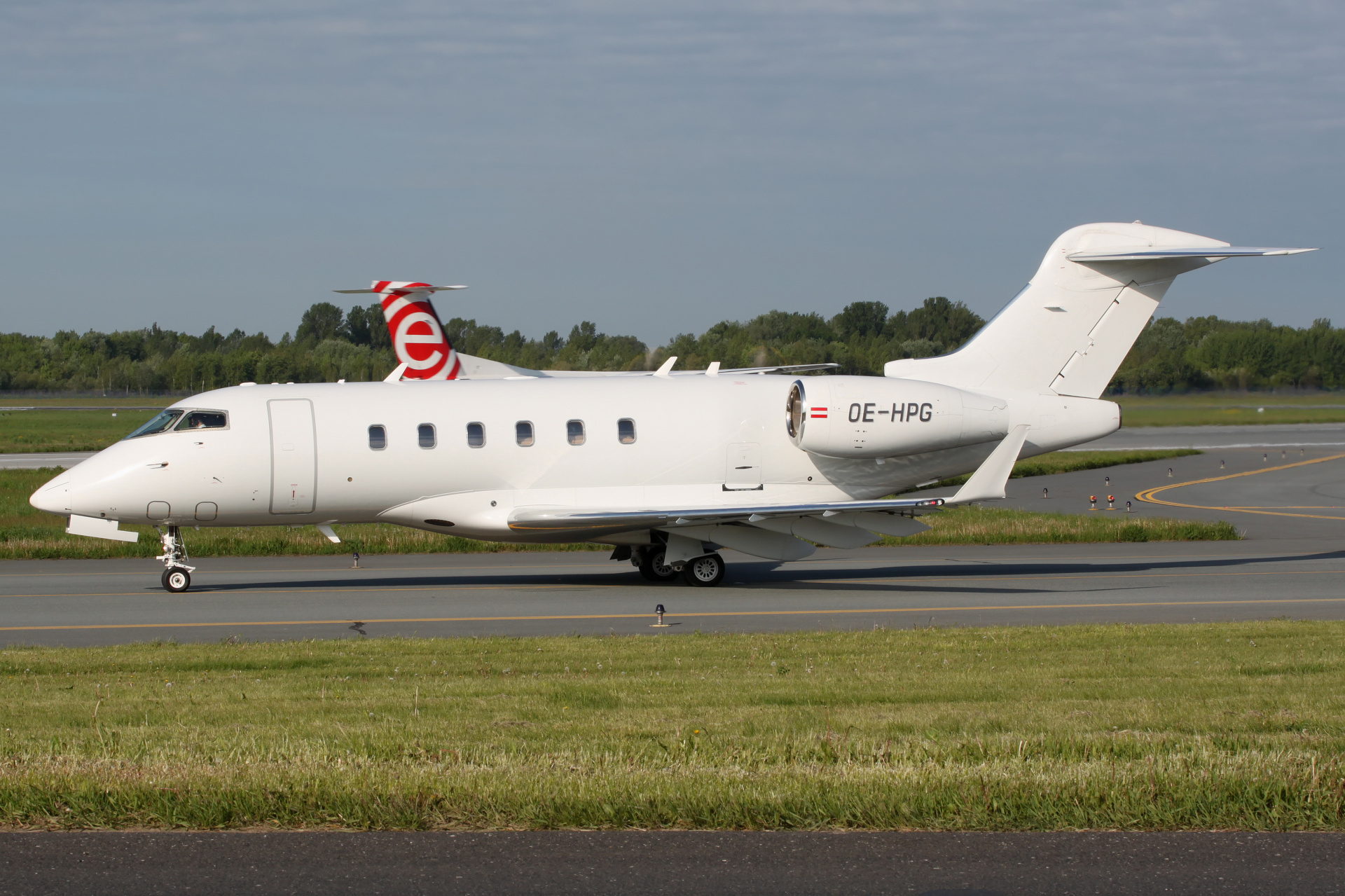 OE-HPG, Amira Air (Samoloty » Spotting na EPWA » Bombardier BD-100 Challenger 300)