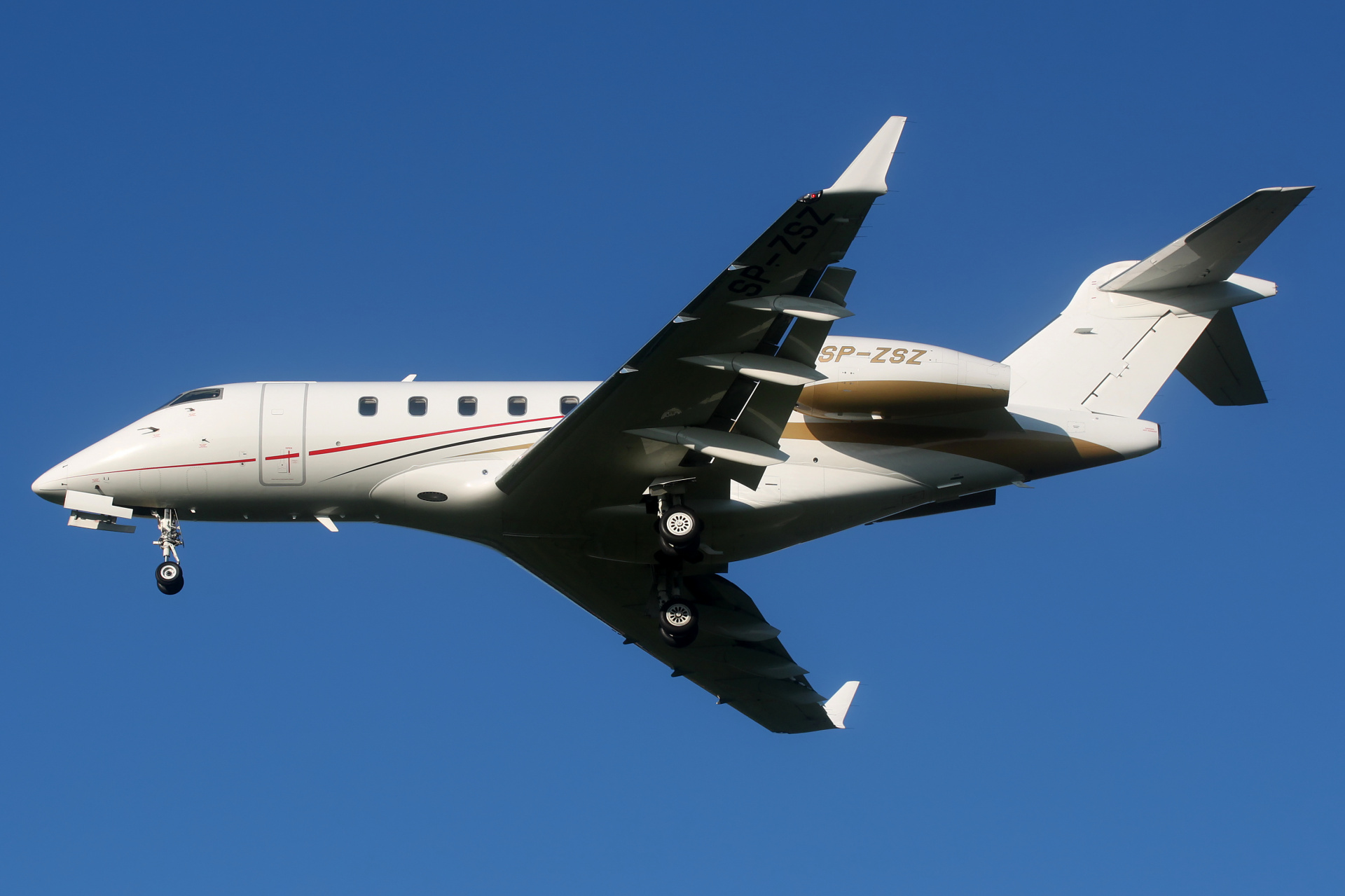 SP-ZSZ, Jet Story (Samoloty » Spotting na EPWA » Bombardier BD-100 Challenger 300)