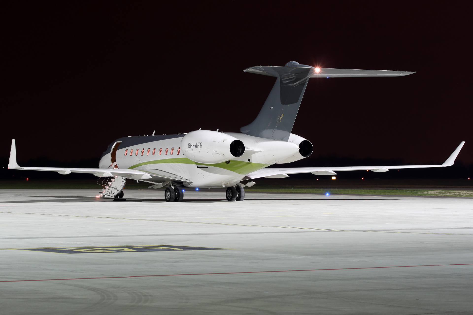 Global 5000, 9H-ARF, ComLux Aviation (Samoloty » Spotting na EPWA » Bombardier BD-700 Global Express)