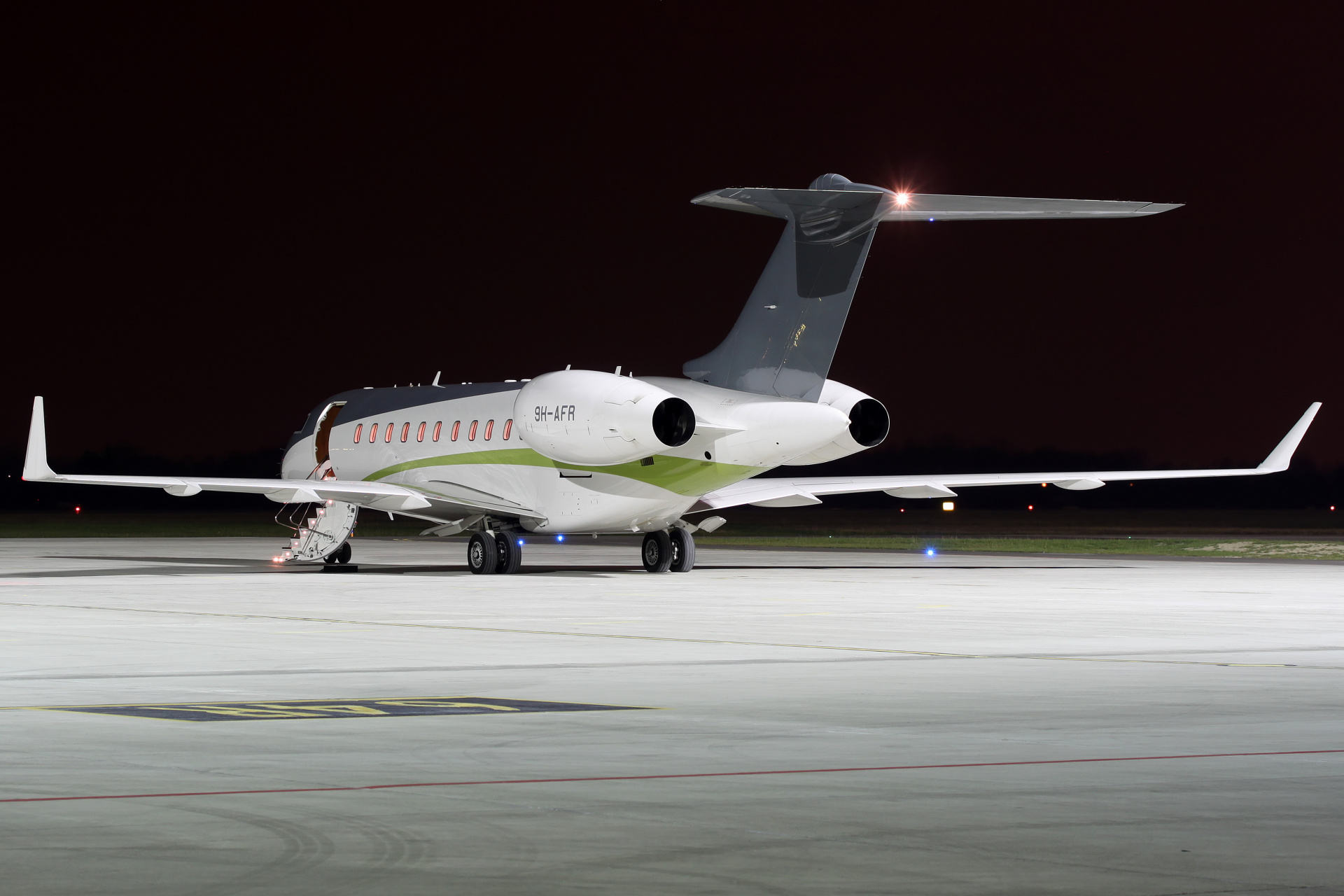 Global 5000, 9H-ARF, Comlux Aviation (Aircraft » EPWA Spotting » Bombardier BD-700 Global Express)
