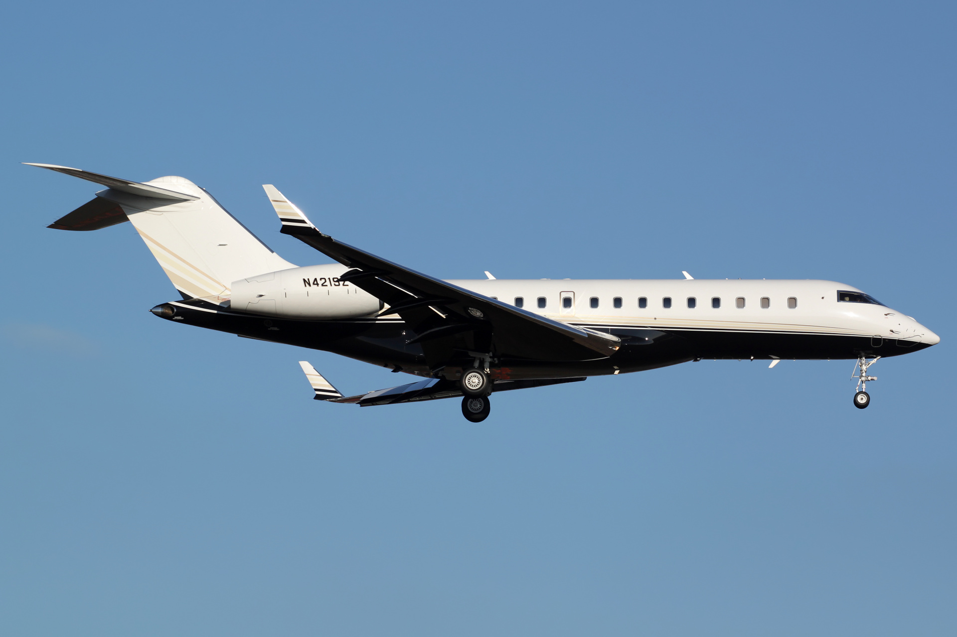 N421SZ, GEX Leasing Corporation (Samoloty » Spotting na EPWA » Bombardier BD-700 Global Express)