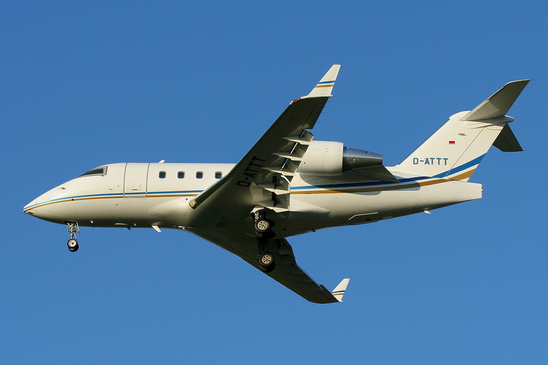 D-ATTT, Windrose Air Jetcharter (Samoloty » Spotting na EPWA » Bombardier CL-600 Challenger 60x » Challenger 604)