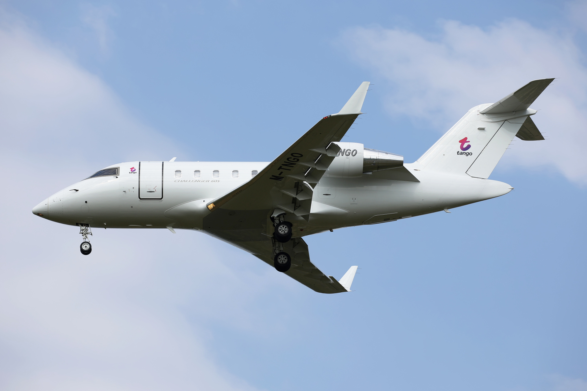 M-TNGO, Tango (Aircraft » EPWA Spotting » Bombardier CL-600 Challenger 60x » Challenger 605)