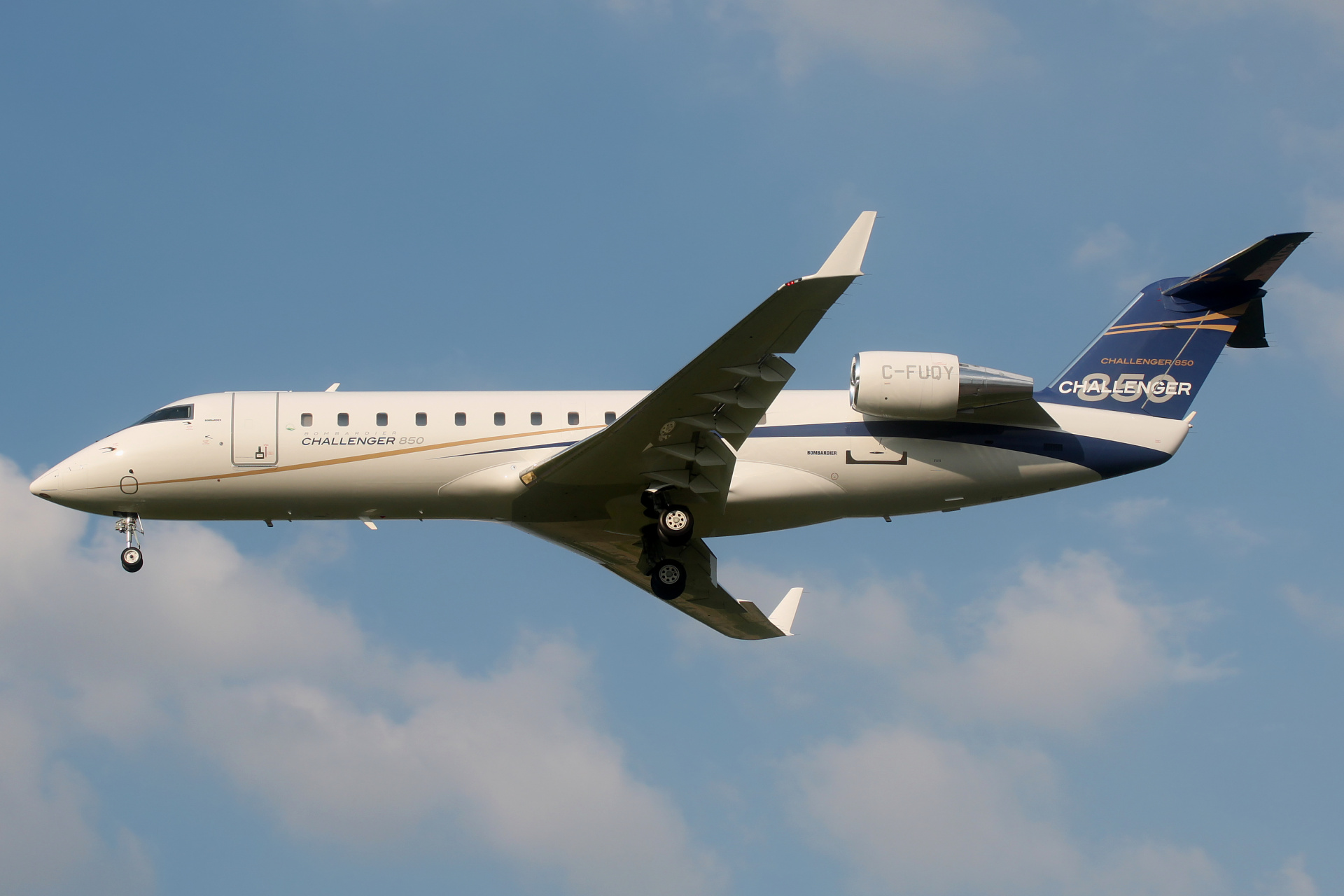 Challenger 850, C-FUQY, Bombardier Aerospace (Aircraft » EPWA Spotting » Bombardier CL-600 Regional Jet » CRJ-200)