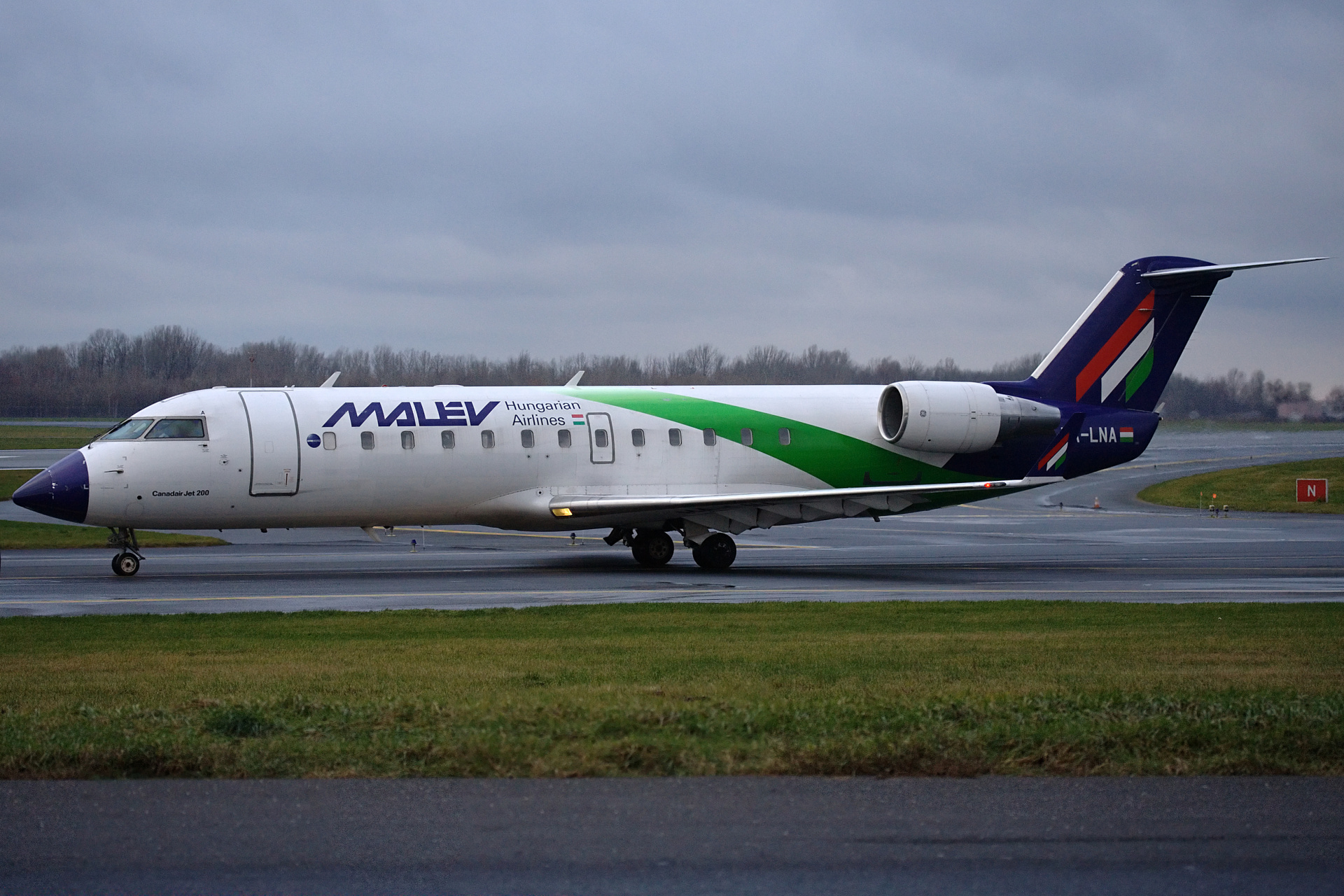 HA-LNA, Malév Hungarian Airlines (Samoloty » Spotting na EPWA » Bombardier CL-600 Regional Jet » CRJ-200)