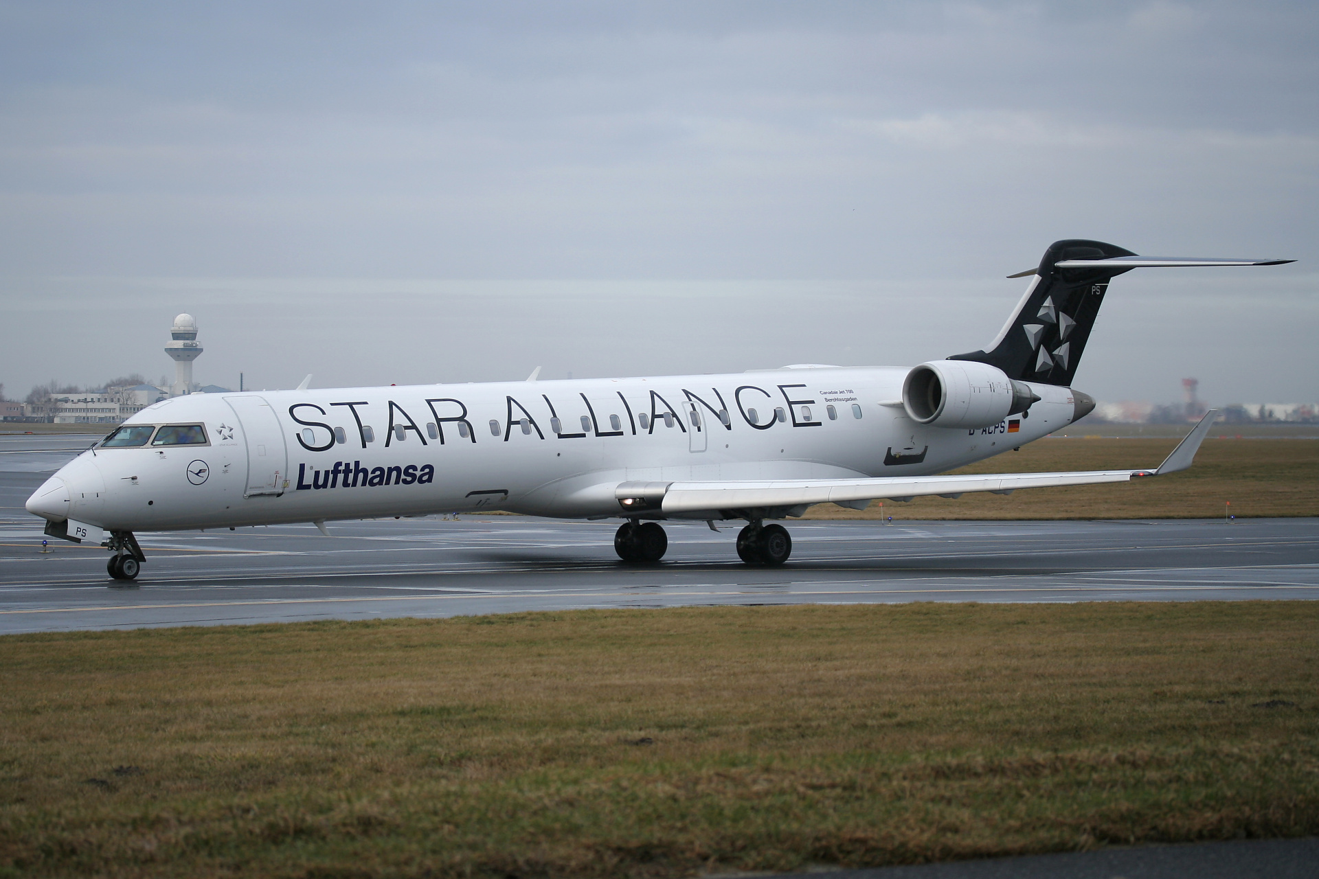 D-ACPS, Lufthansa (Star Alliance livery) (Aircraft » EPWA Spotting » Mitsubishi Regional Jet » CRJ-700)