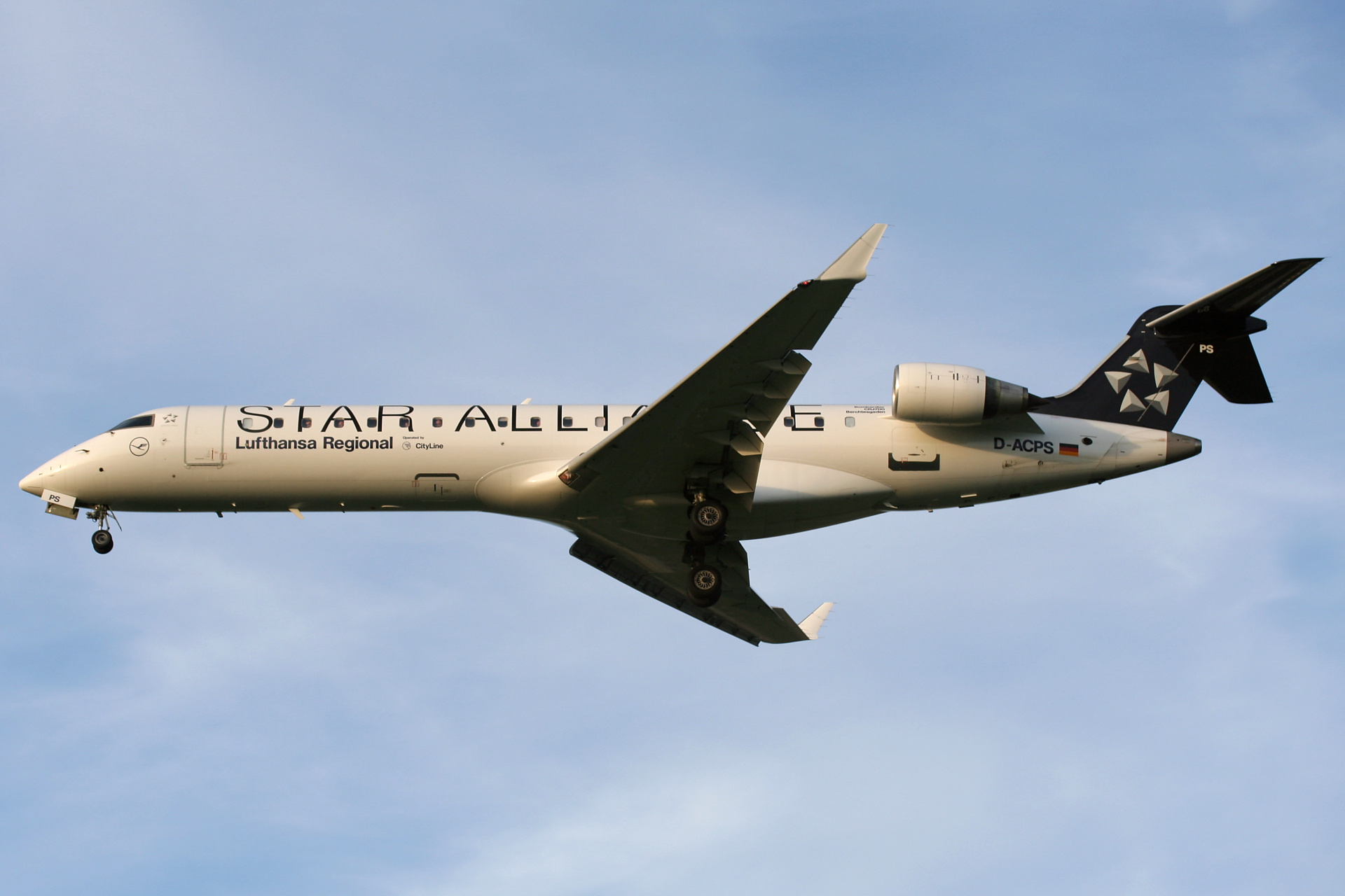 D-ACPS, Lufthansa Regional - CityLine (Star Alliance livery) (Aircraft » EPWA Spotting » Mitsubishi Regional Jet » CRJ-700)
