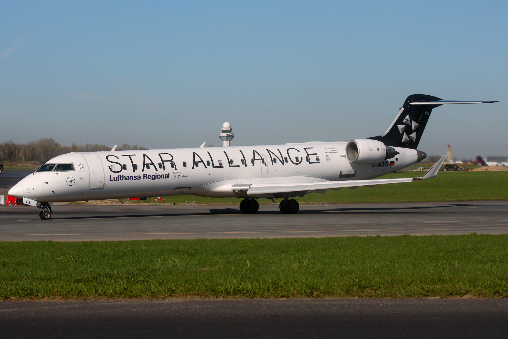 D-ACPS, Lufthansa Regional - CityLine (Star Alliance livery) (Aircraft » EPWA Spotting » Mitsubishi Regional Jet » CRJ-700)
