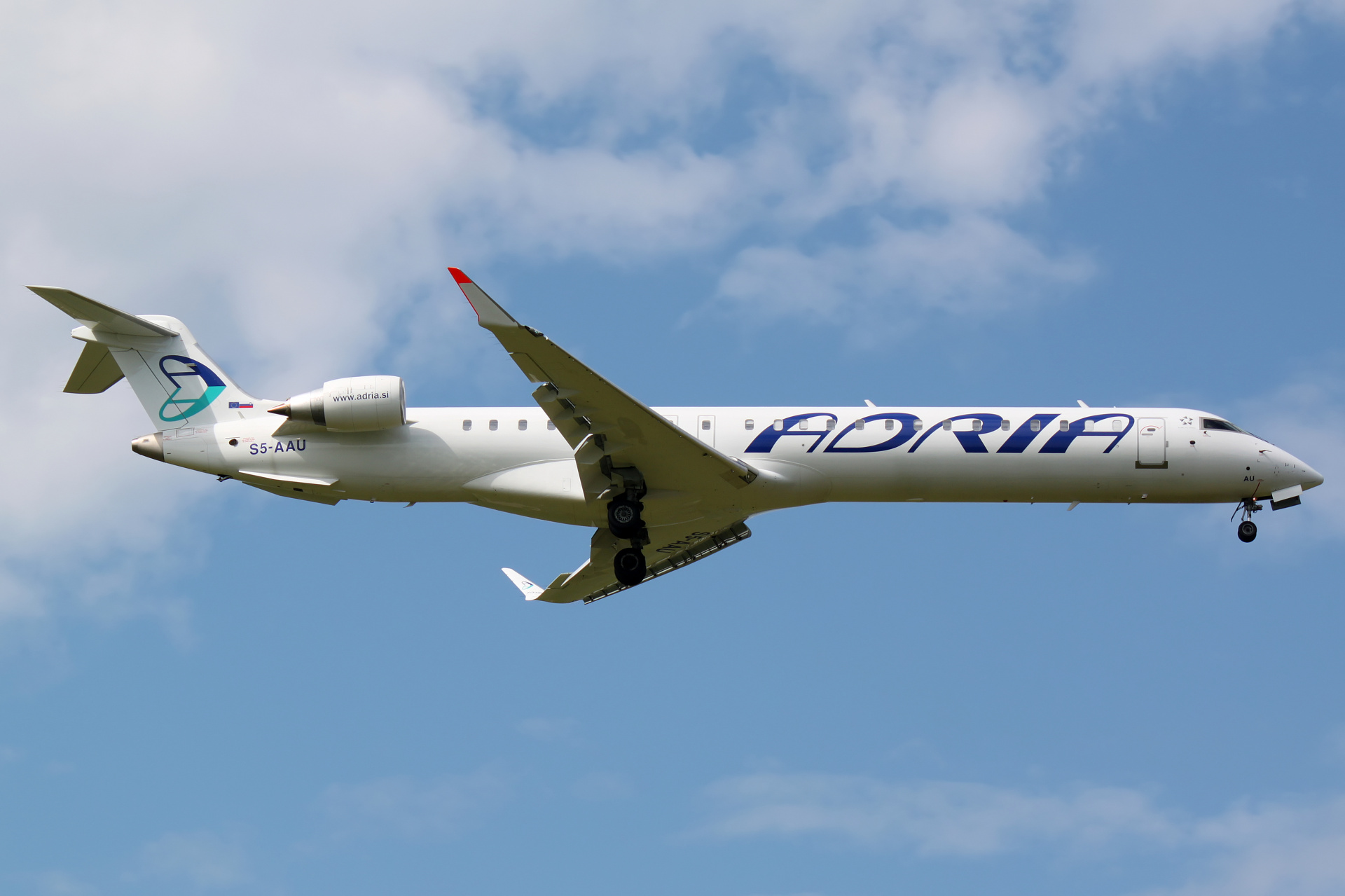 S5-AAU, Adria Airways (Samoloty » Spotting na EPWA » Mitsubishi Regional Jet » CRJ-900)