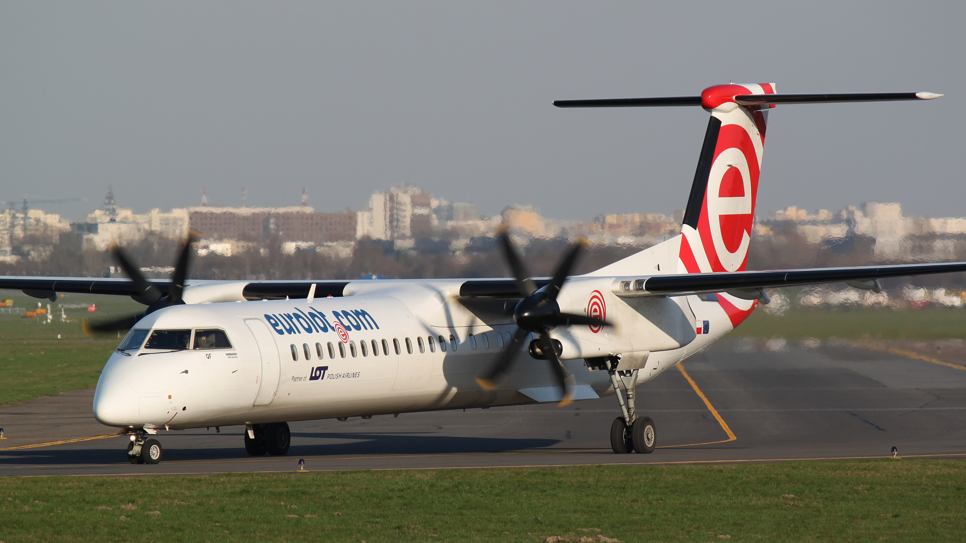 SP-EQF (Samoloty » Spotting na EPWA » De Havilland Canada DHC-8 Dash 8 » EuroLOT)