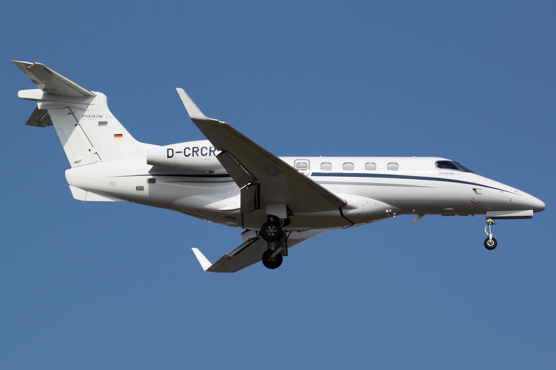 D-CRCR, RH Flugdienst (Samoloty » Spotting na EPWA » Embraer EMB-505 Phenom 300)