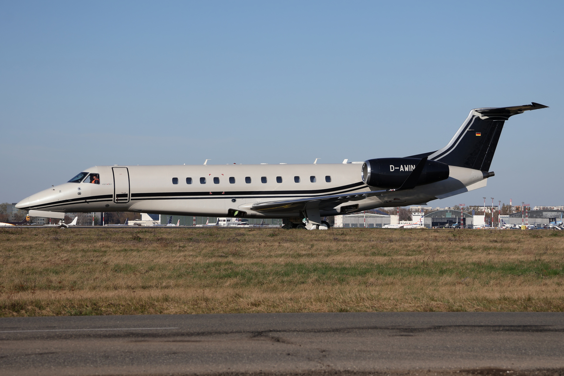 650E, D-AWIN, VistaJet (Aircraft » EPWA Spotting » Embraer ERJ-135BJ Legacy 600)