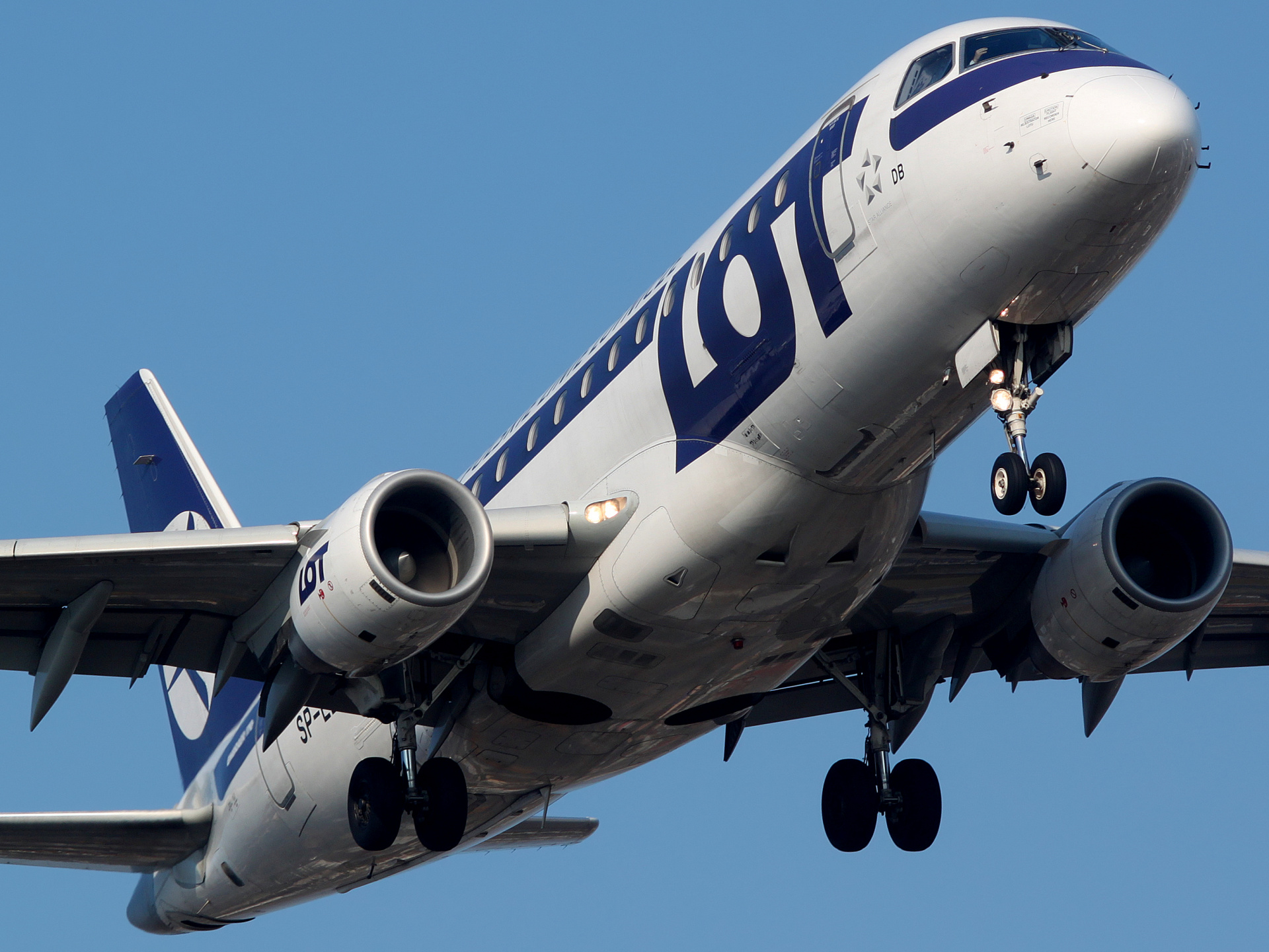SP-LDB (Aircraft » EPWA Spotting » Embraer E170 (ERJ-170-100) » LOT Polish Airlines)