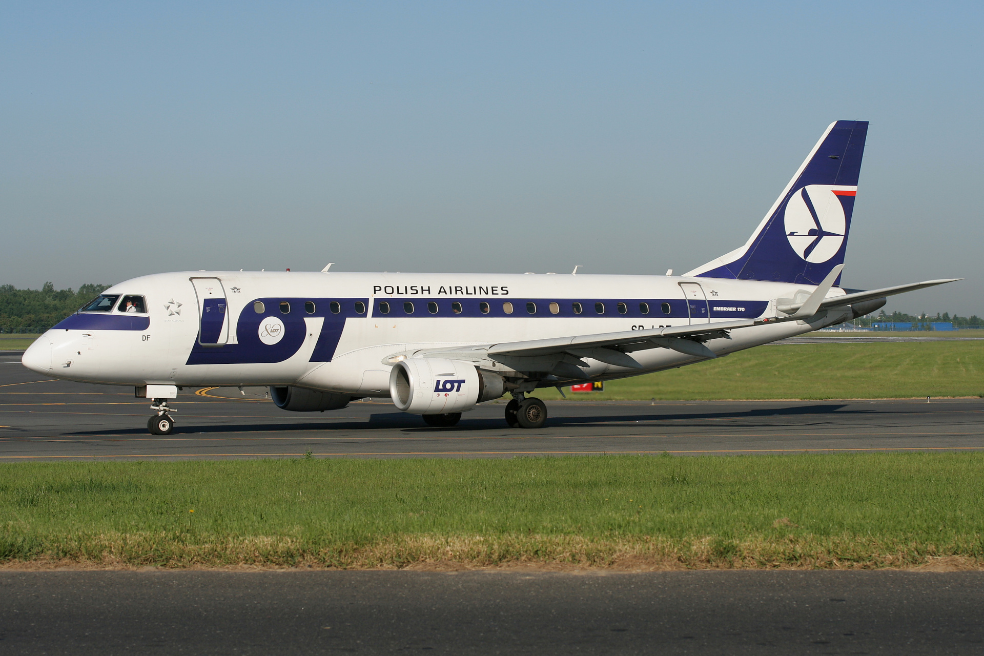 SP-LDF (naklejka 80-tej rocznicy) (Samoloty » Spotting na EPWA » Embraer E170 » Polskie Linie Lotnicze LOT)