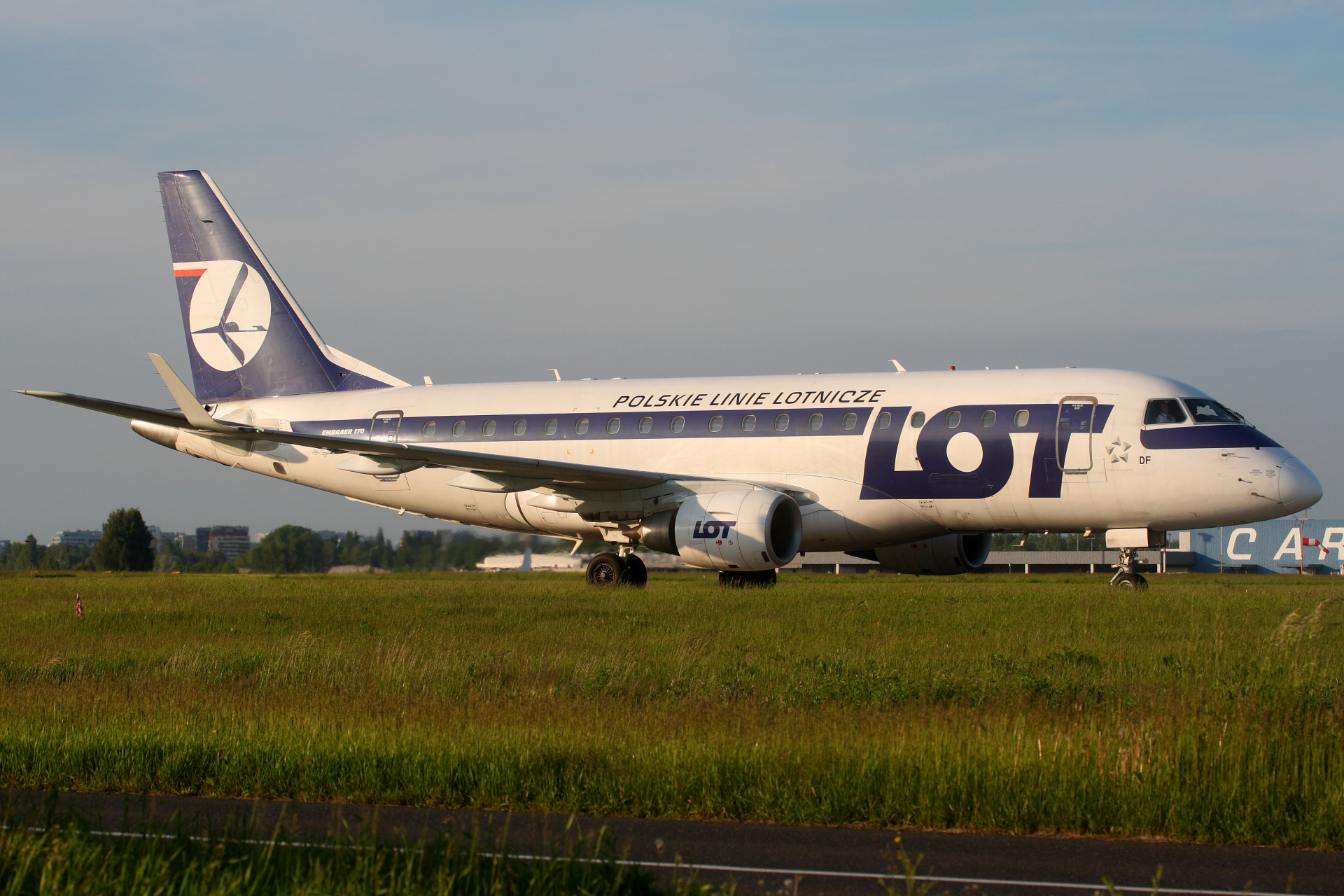 SP-LDF (Aircraft » EPWA Spotting » Embraer E170 (ERJ-170-100) » LOT Polish Airlines)