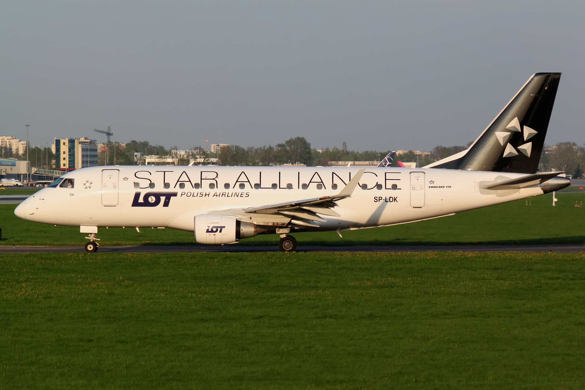 SP-LDK (malowanie Star Alliance) (Samoloty » Spotting na EPWA » Embraer E170 » Polskie Linie Lotnicze LOT)