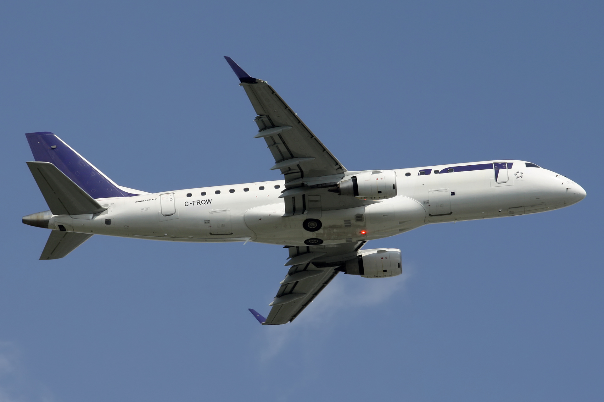 C-FRQW, Sky Regional Airlines (Samoloty » Spotting na EPWA » Embraer E175)