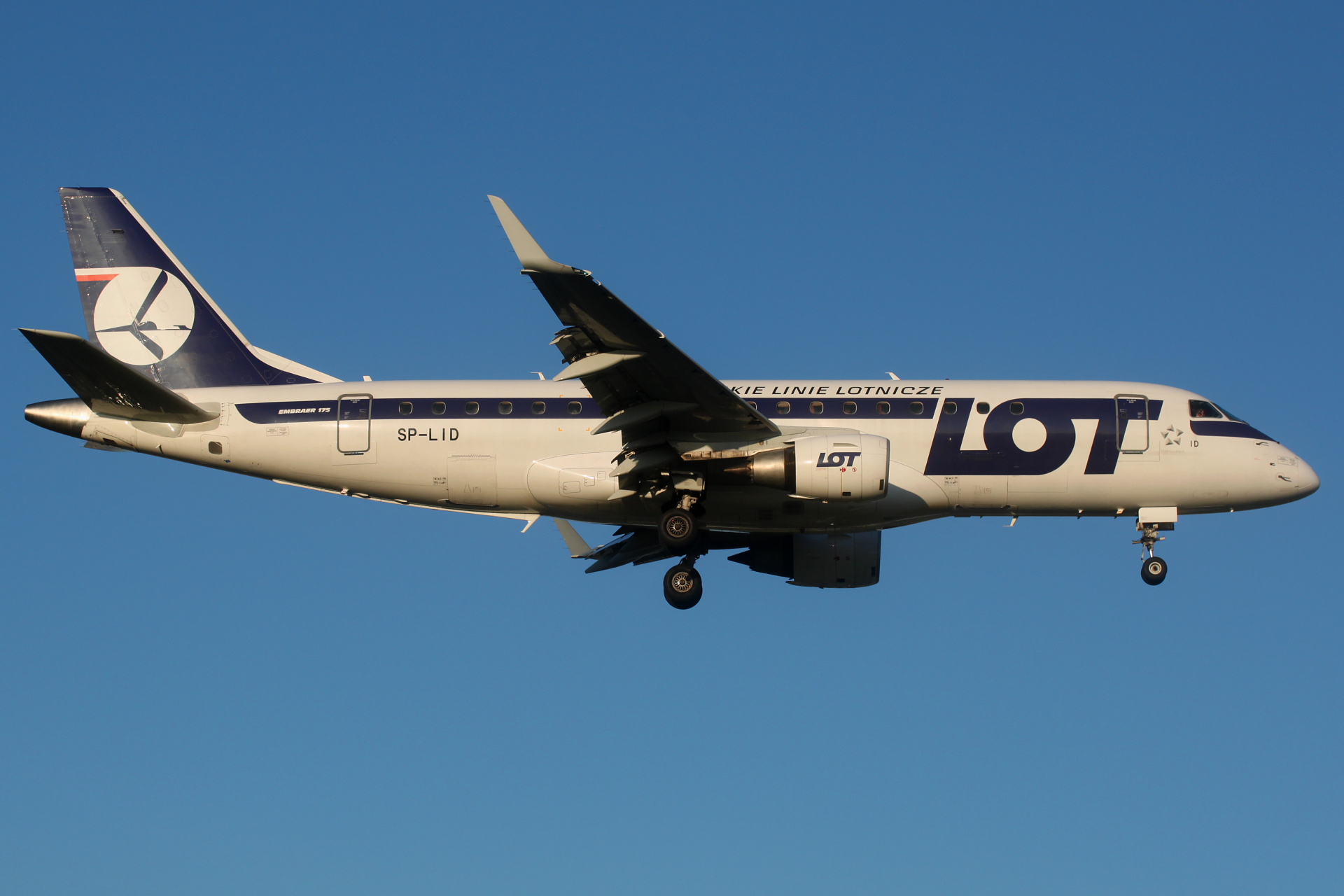 SP-LID (Aircraft » EPWA Spotting » Embraer E175 (ERJ-170-200) » LOT Polish Airlines)