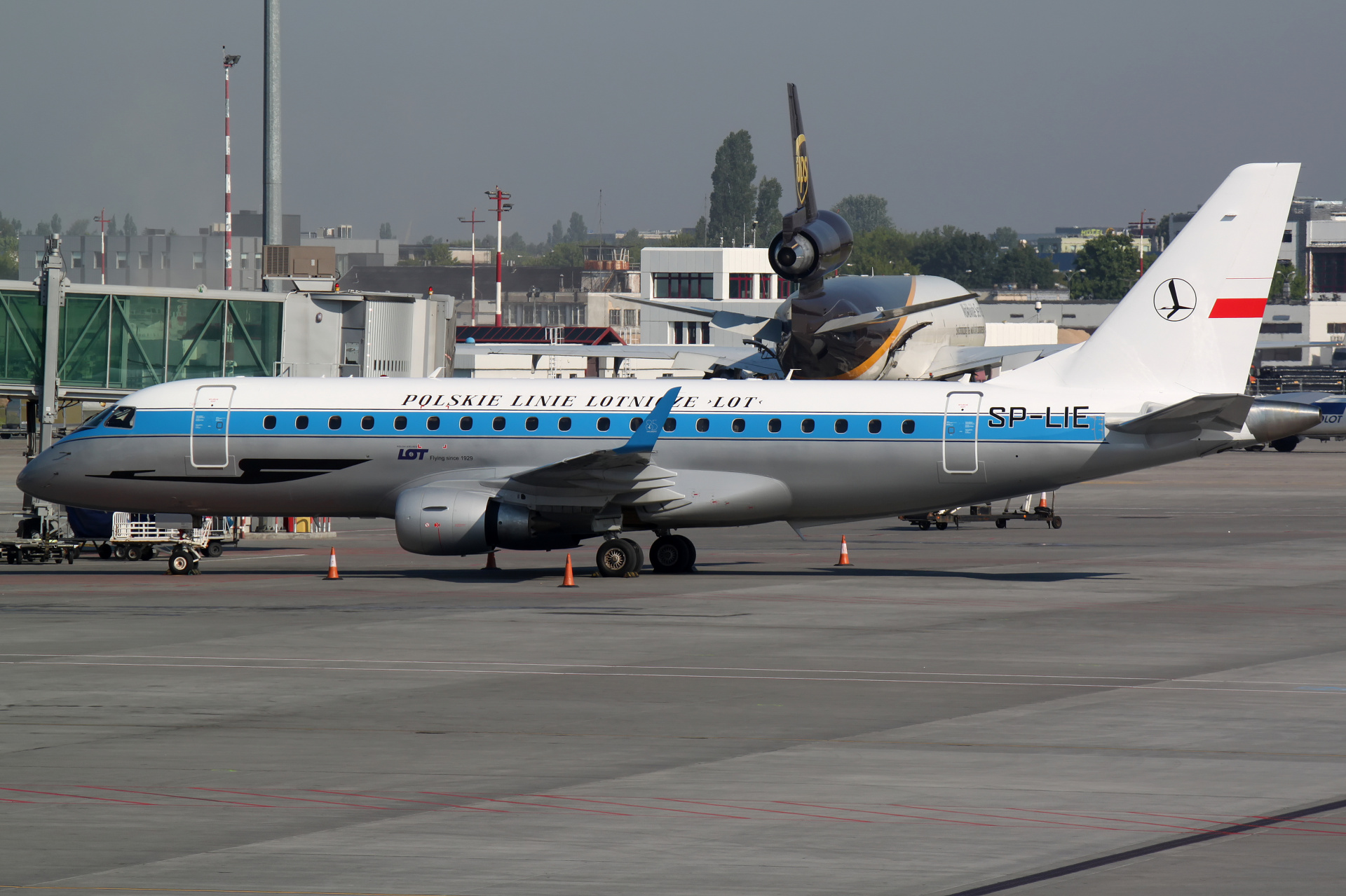 SP-LIE (malowanie retro) (Samoloty » Spotting na EPWA » Embraer E175 » Polskie Linie Lotnicze LOT)