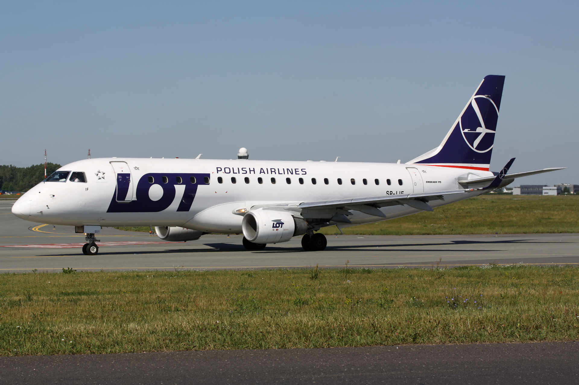 SP-LIF (new livery) (Aircraft » EPWA Spotting » Embraer E175 » LOT Polish Airlines)